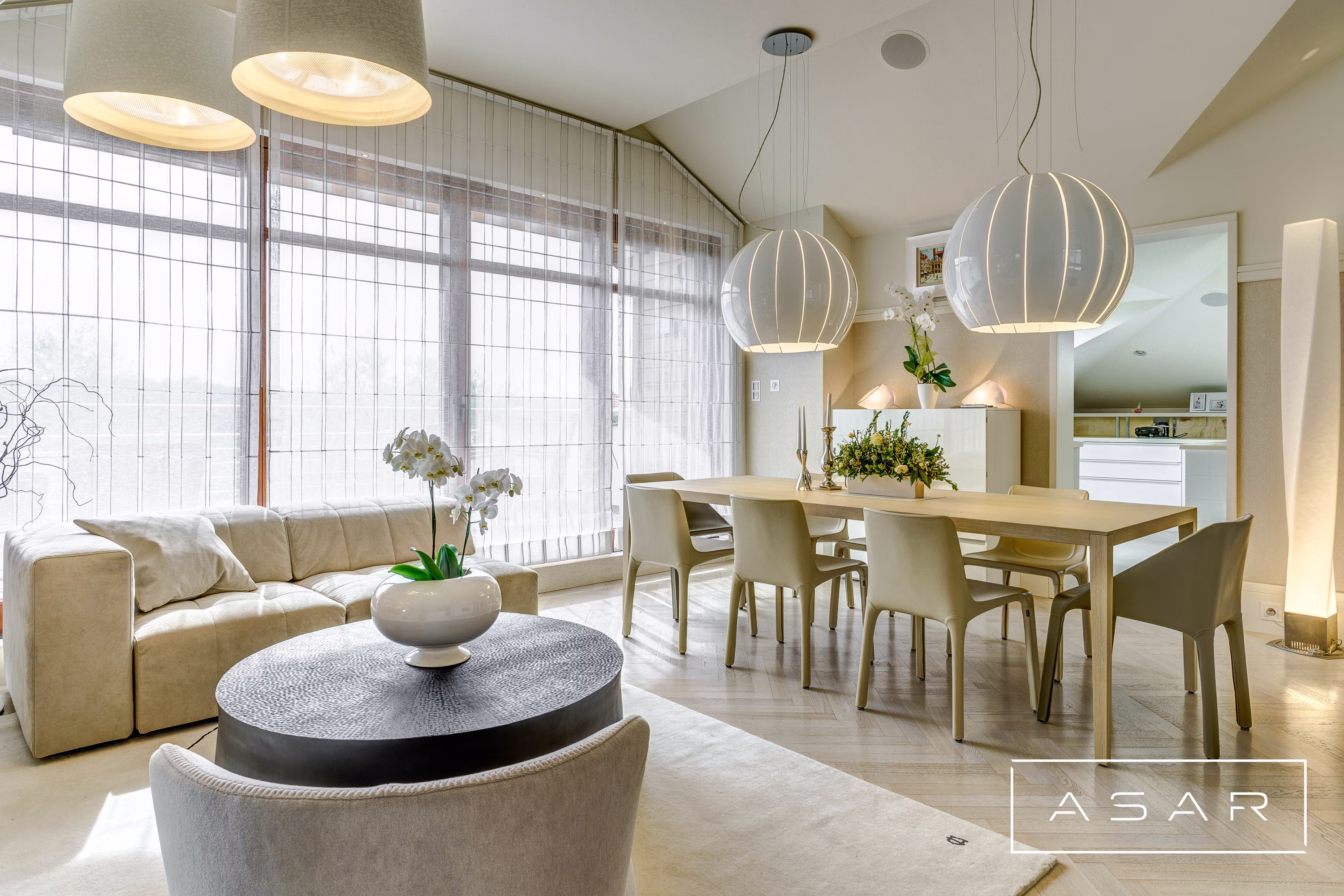 ASAR projekt – Apartament Neptun Park – jasna strefa dzienna z jadalnią, sofą i dużymi oknami