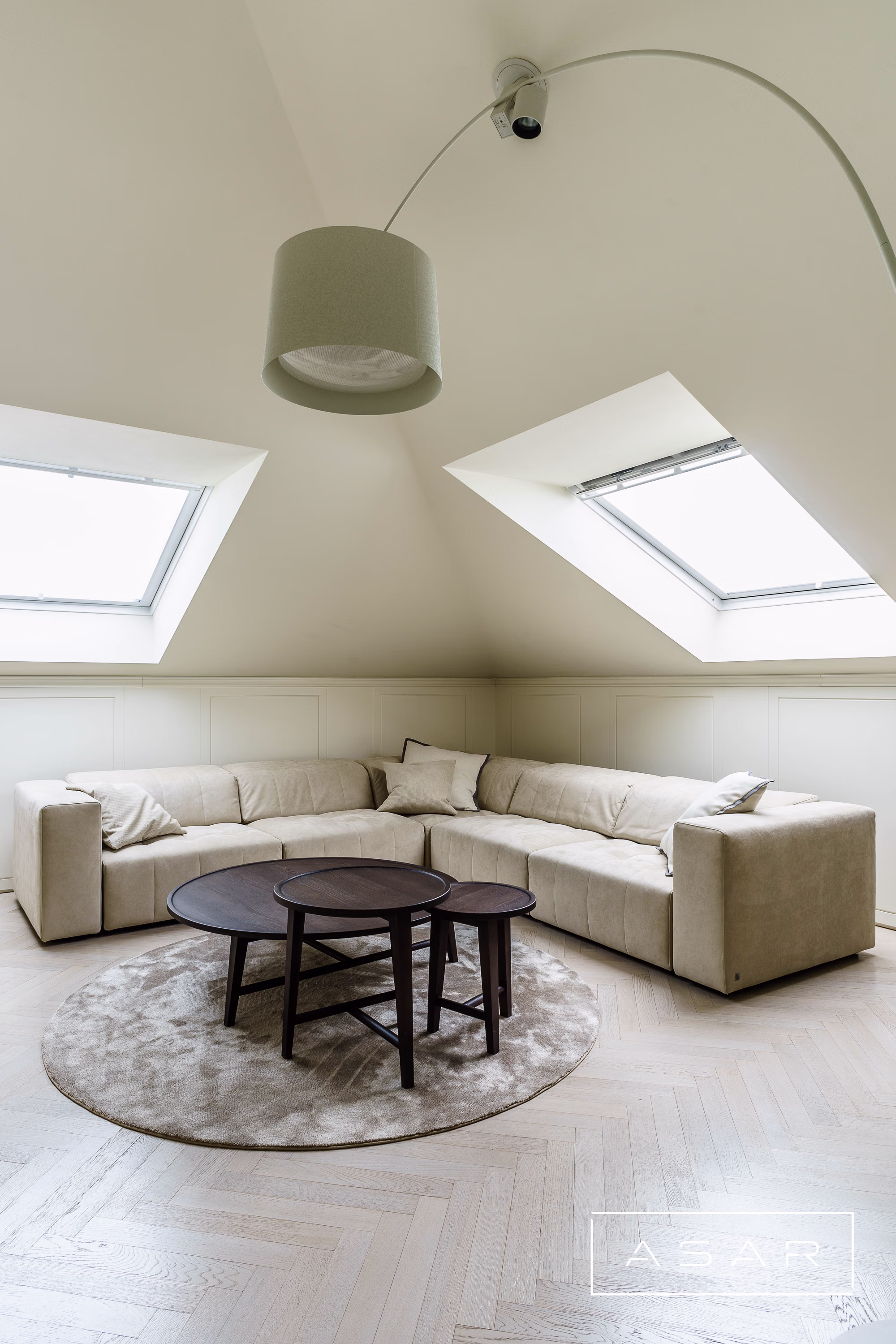 ASAR projekt – Apartament Neptun Park – salon z jasną sofą i stolikiem kawowym