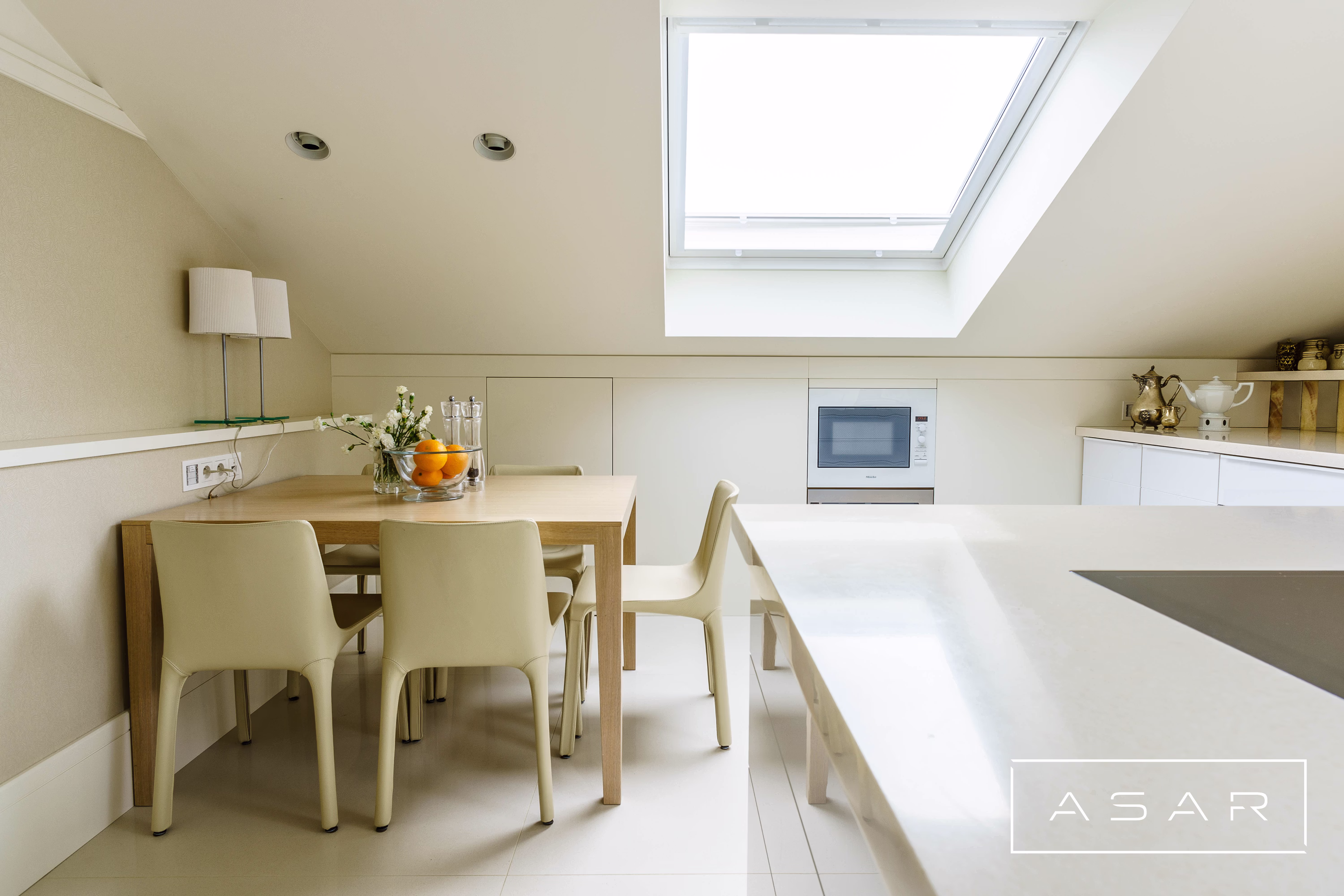 ASAR projekt – Apartament Neptun Park – jasna strefa dzienna z sofą i kuchnią