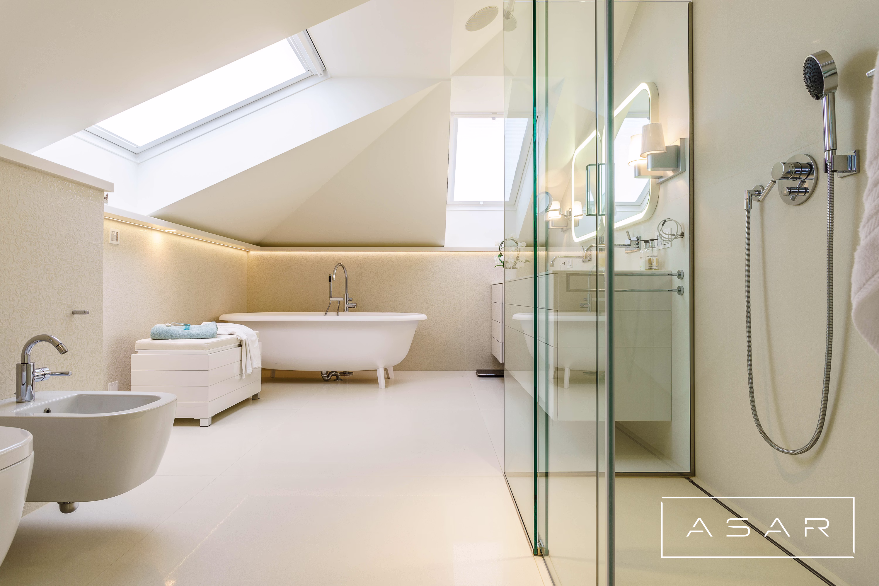 ASAR projekt – Apartament Neptun Park – jasna łazienka z prysznicem i wanną