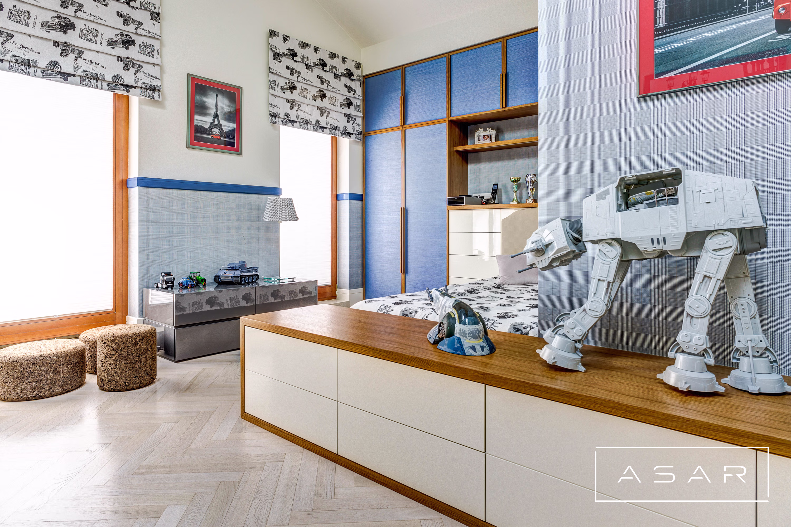 ASAR projekt – Apartament Neptun Park – pokój dziecka z łóżkiem i niebieską ścianą dekoracyjną