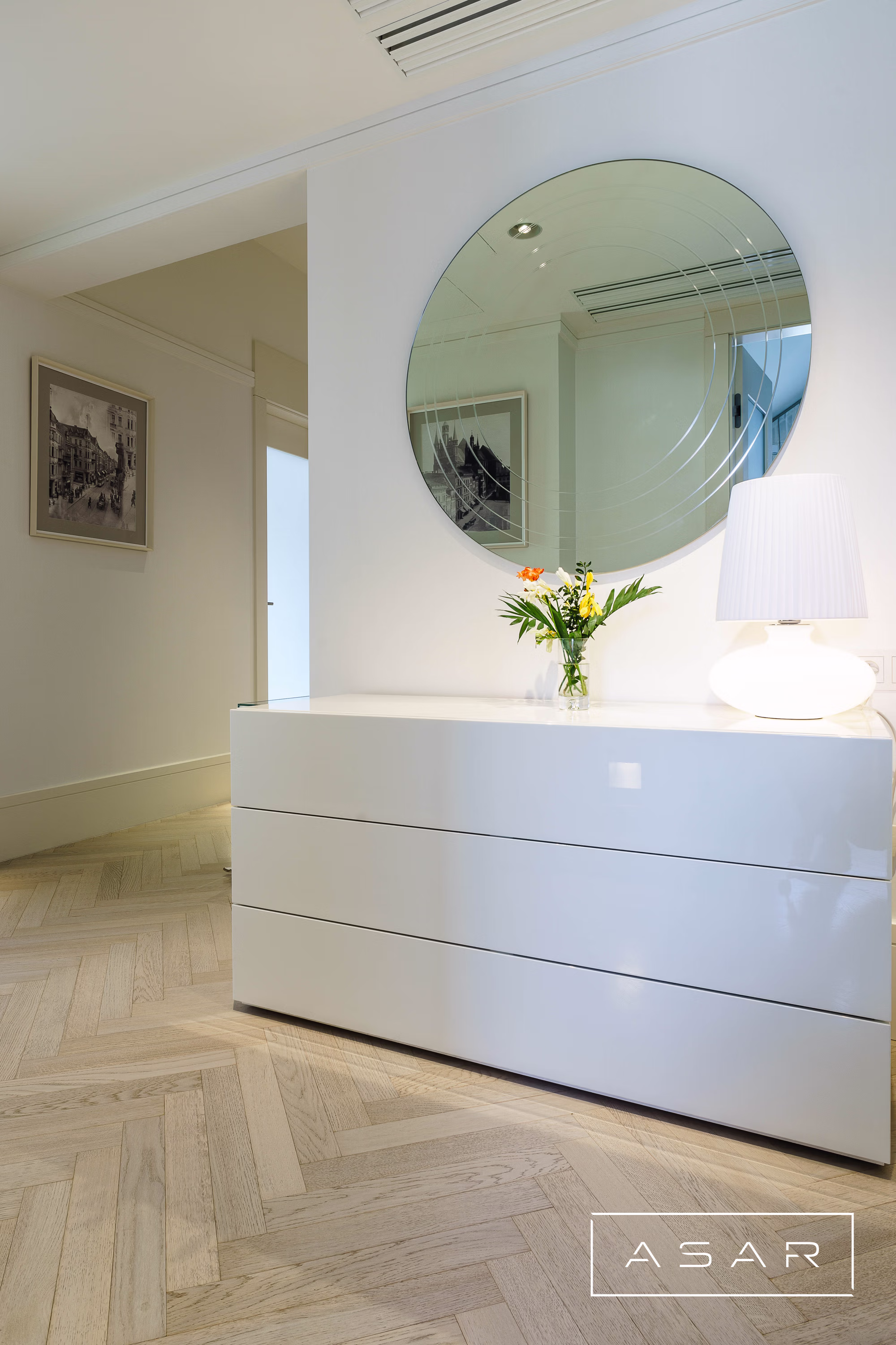 5. ASAR projekt – Apartament Neptun Park – jasny przedpokój z białą zabudową