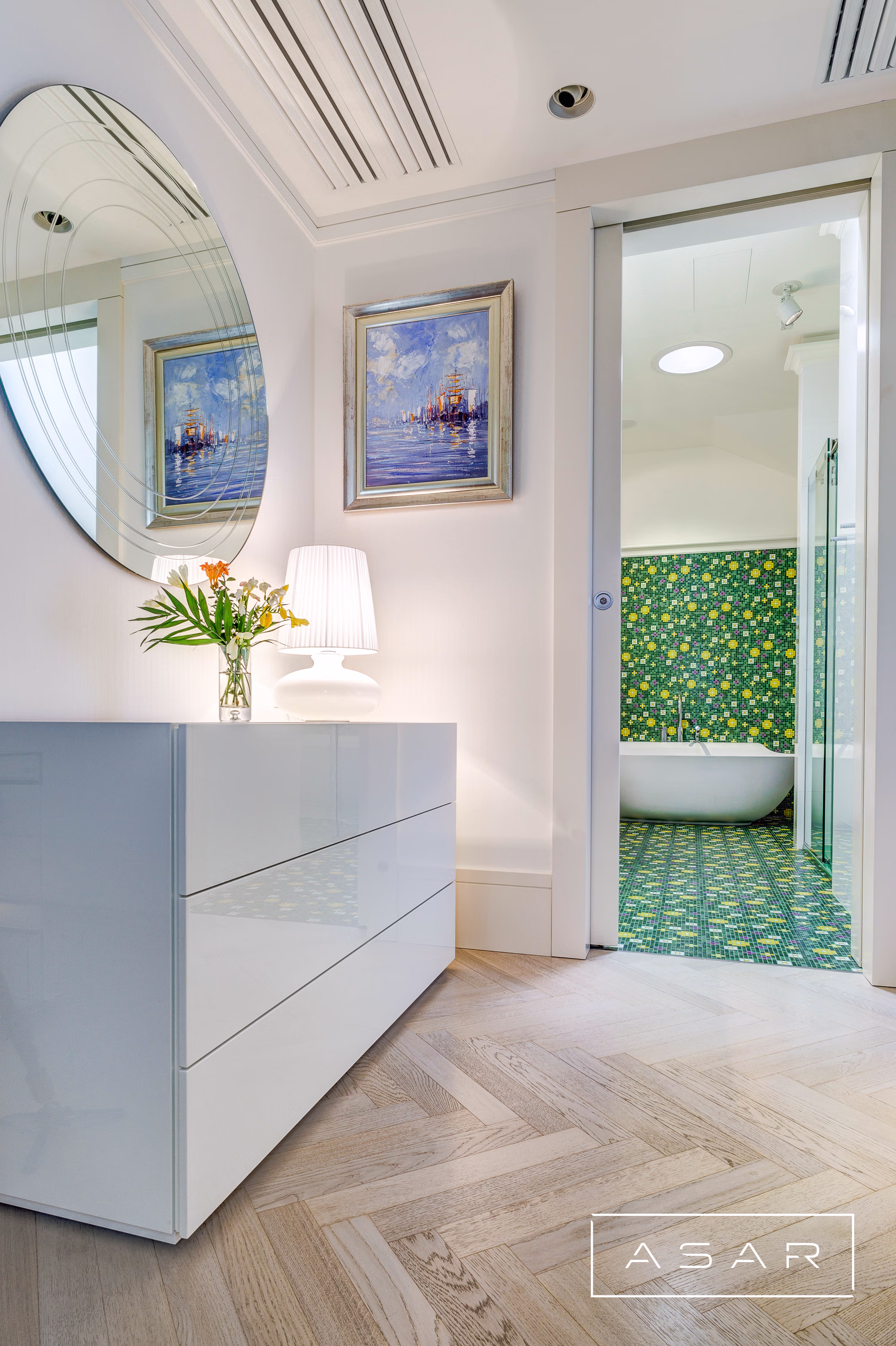 5. ASAR projekt – Apartament Neptun Park – jasny przedpokój z białą zabudową