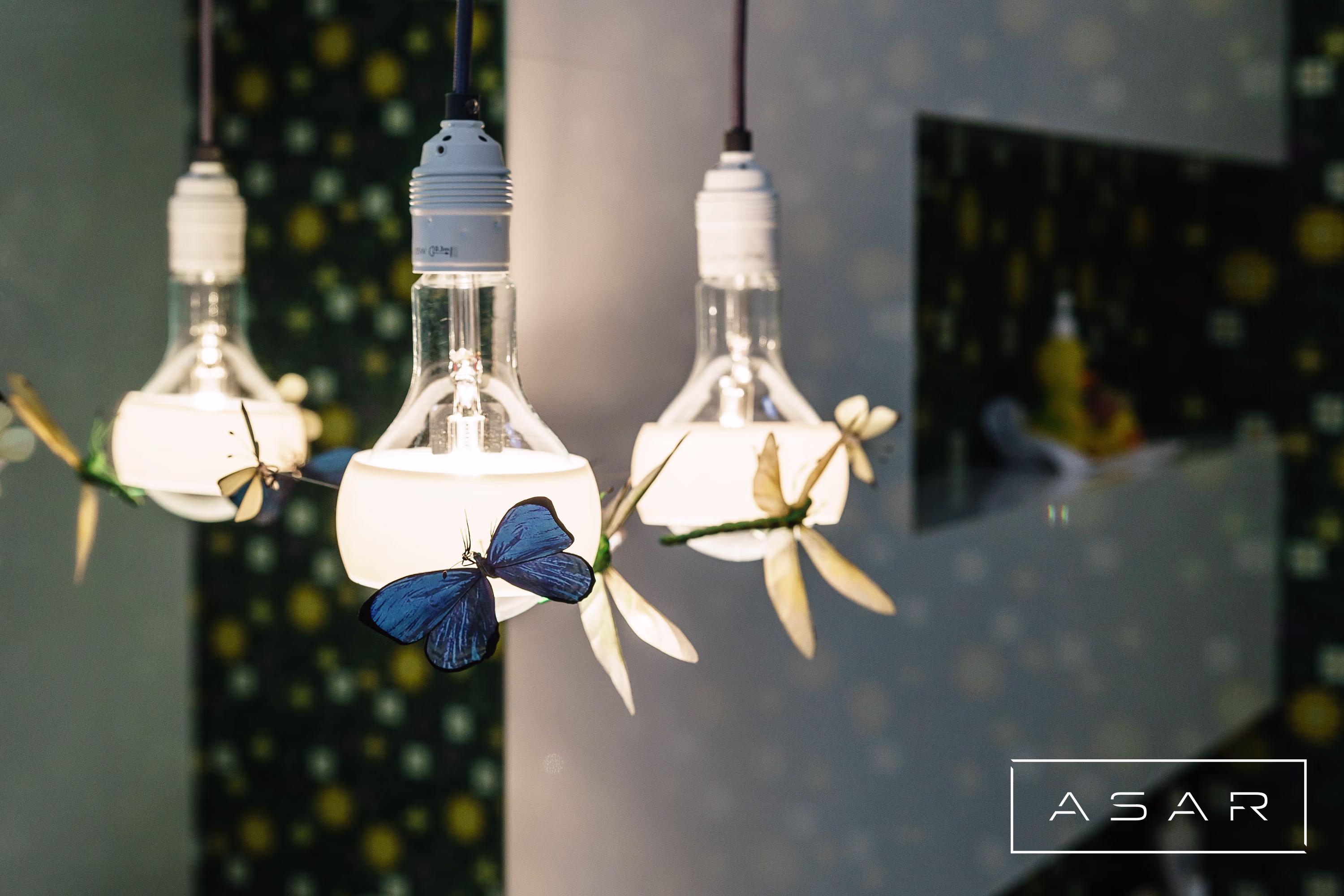 ASAR projekt – Apartament Neptun Park – dekoracyjne lampy wiszące na tle zielonej mozaiki