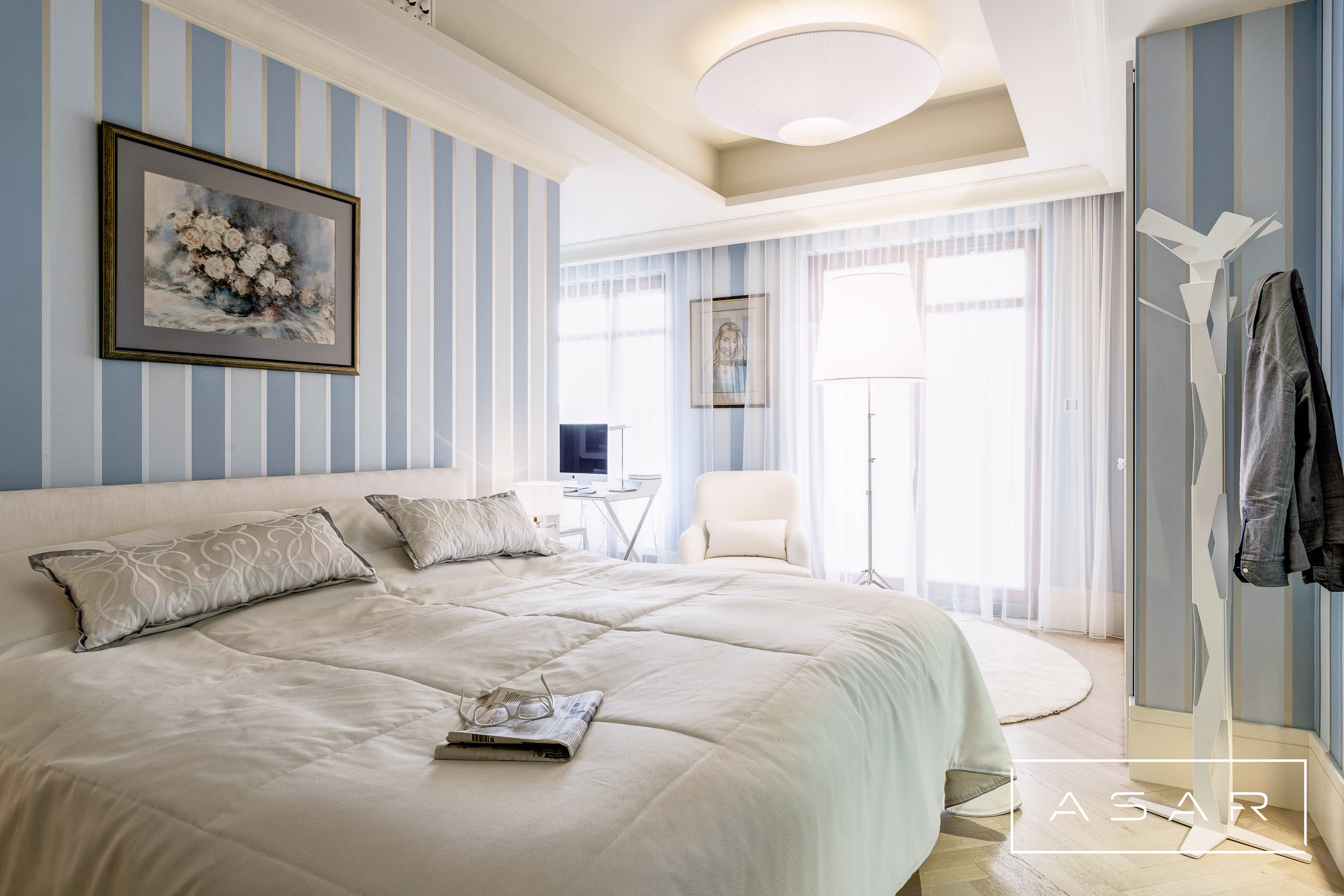 ASAR projekt – Apartament Neptun Park – sypialnia z łóżkiem i dekoracyjną ścianą