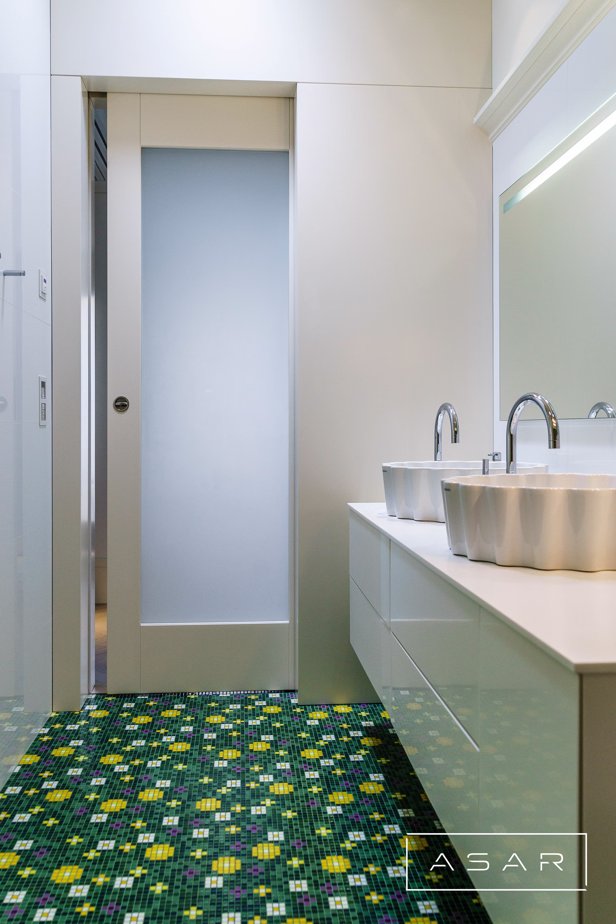 ASAR projekt – Apartament Neptun Park – jasna łazienka z umywalką i zieloną mozaiką
