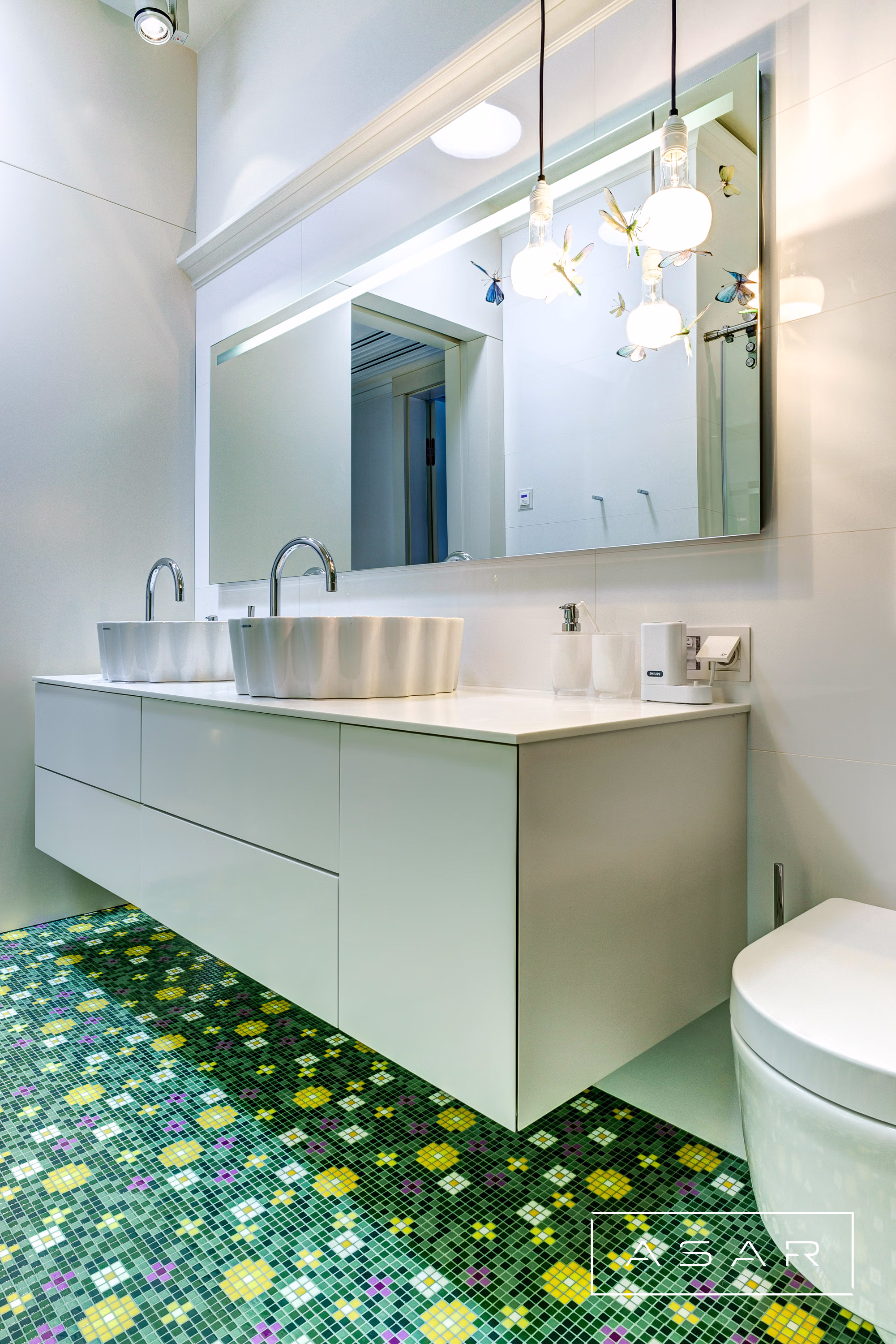 ASAR projekt – Apartament Neptun Park – umywalka i biała zabudowa na tle zielonej mozaiki