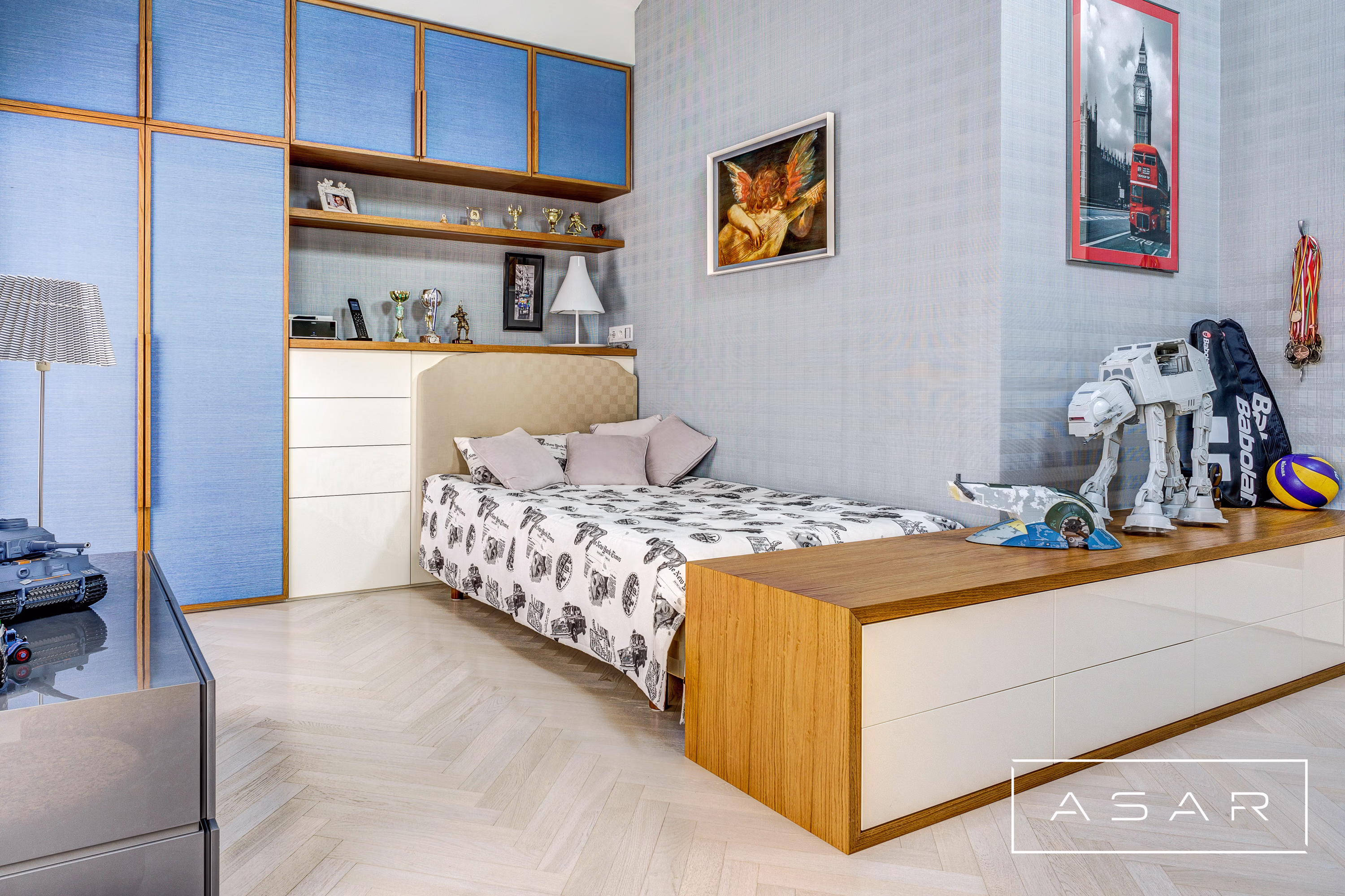 ASAR projekt – Apartament Neptun Park – pokój dziecka z łóżkiem piętrowym i niebieskimi akcentami