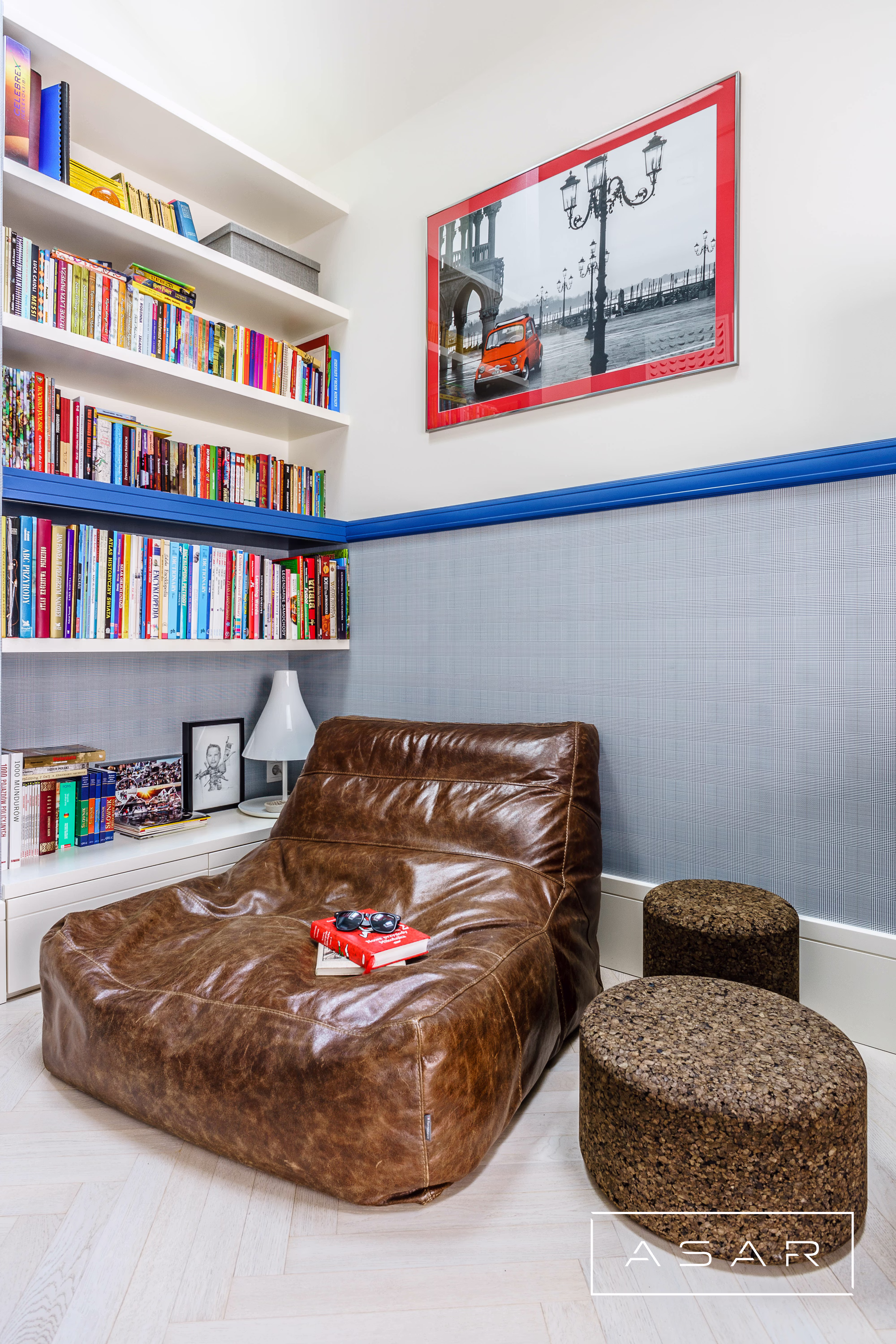 ASAR projekt – Apartament Neptun Park – jasne wnętrze z biblioteczką i częścią wypoczynkową
