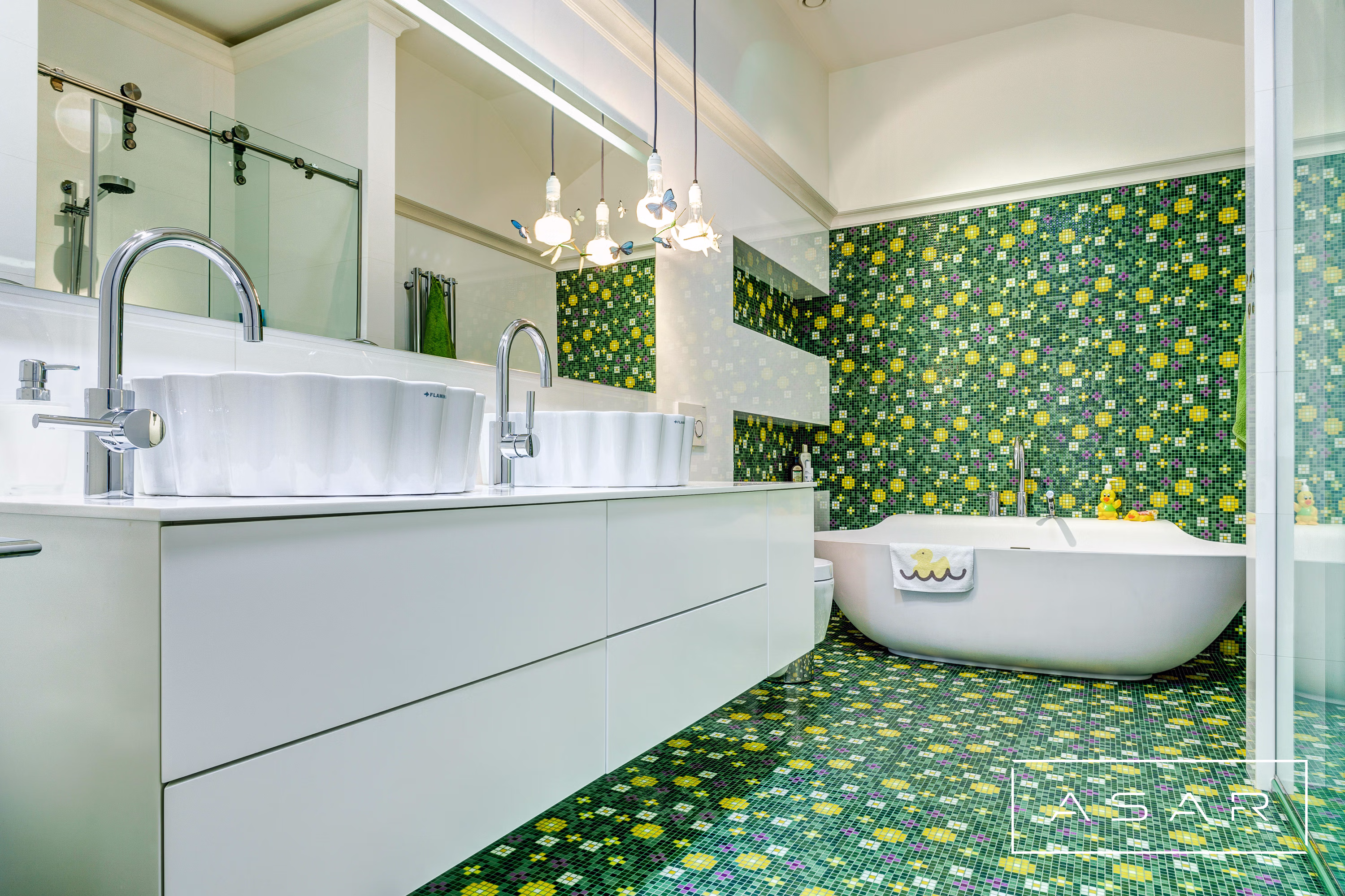 ASAR projekt – Apartament Neptun Park – łazienka z białą zabudową i zieloną mozaiką