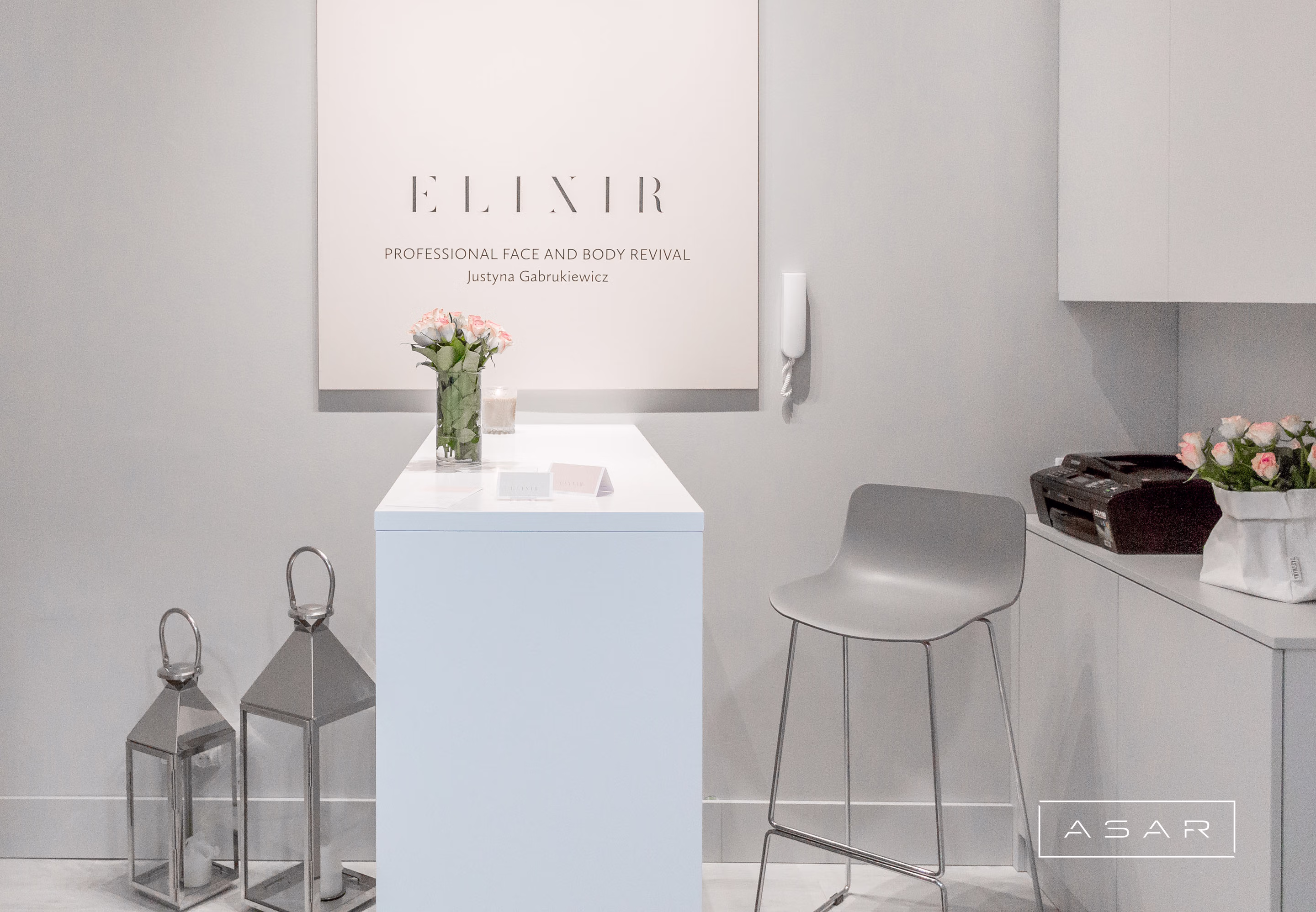 ASAR projekt – Klinika Elixir – recepcja kliniki z logo Elixir i minimalistycznym wnętrzem