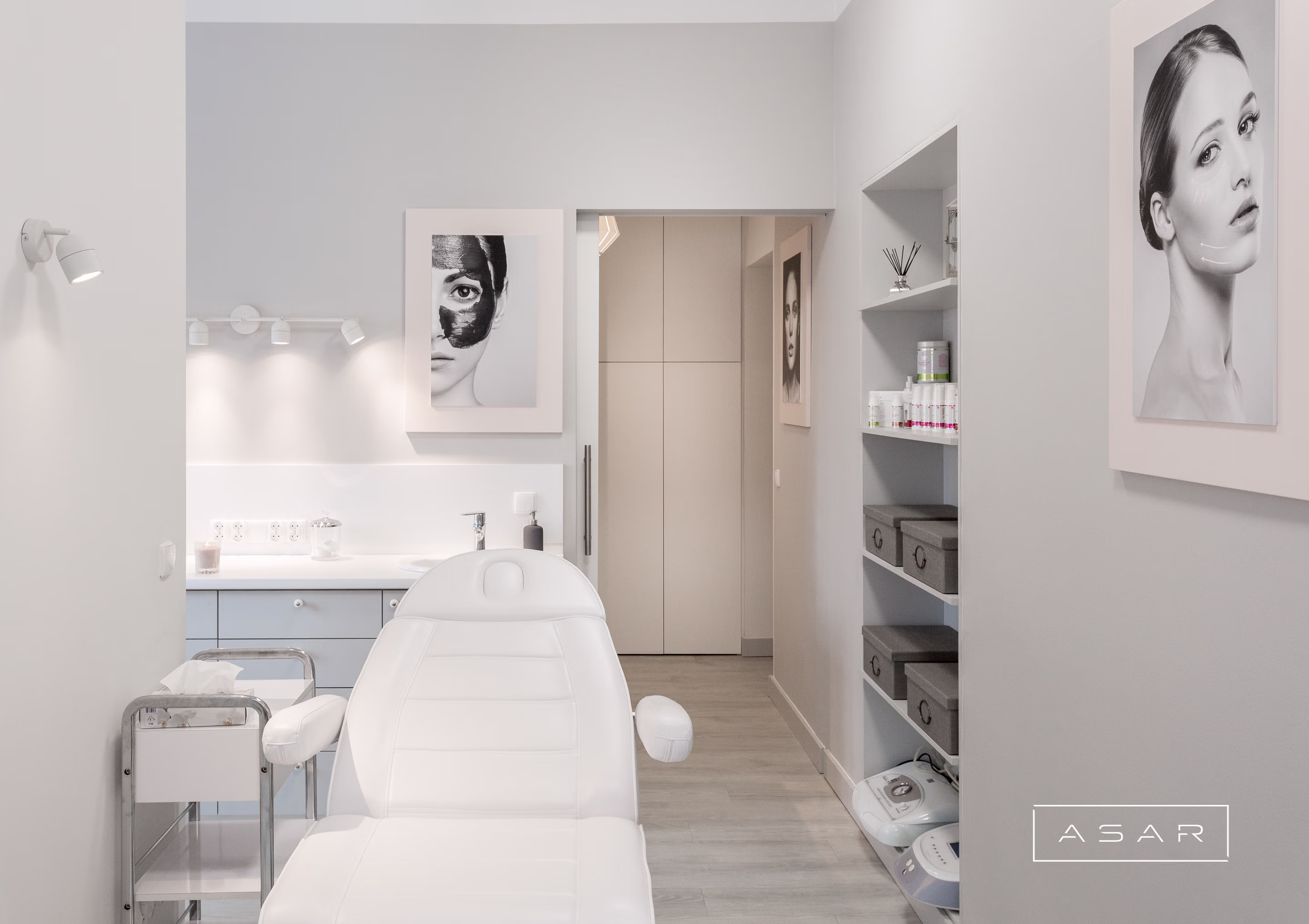 ASAR projekt – Klinika Elixir – gabinet zabiegowy z fotelem kosmetycznym i jasną zabudową