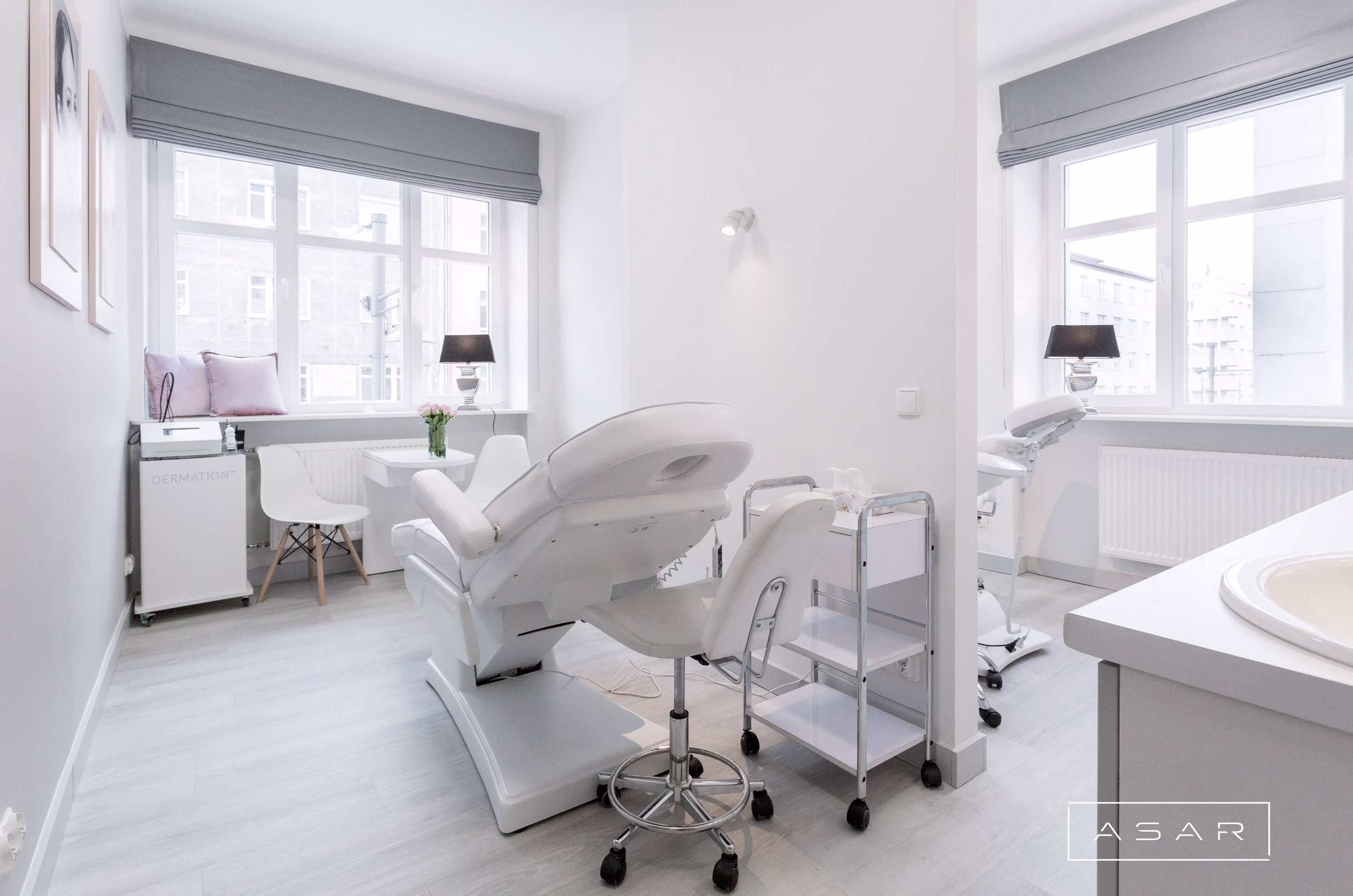 ASAR projekt – Klinika Elixir – gabinet zabiegowy z fotelem, biurkiem i dużymi oknami