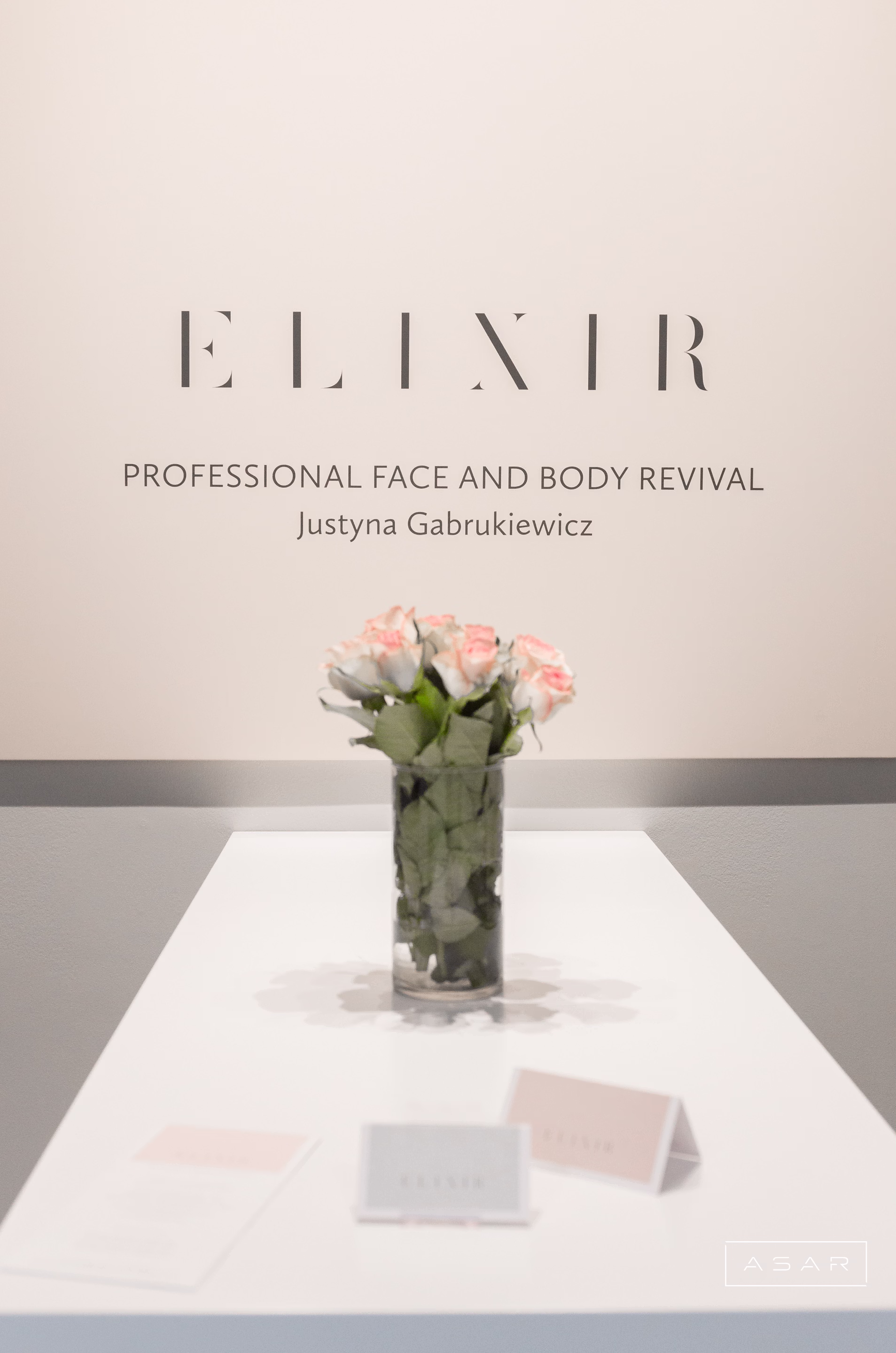 ASAR projekt – Klinika Elixir – recepcja kliniki z logo Elixir i minimalistycznym wnętrzem