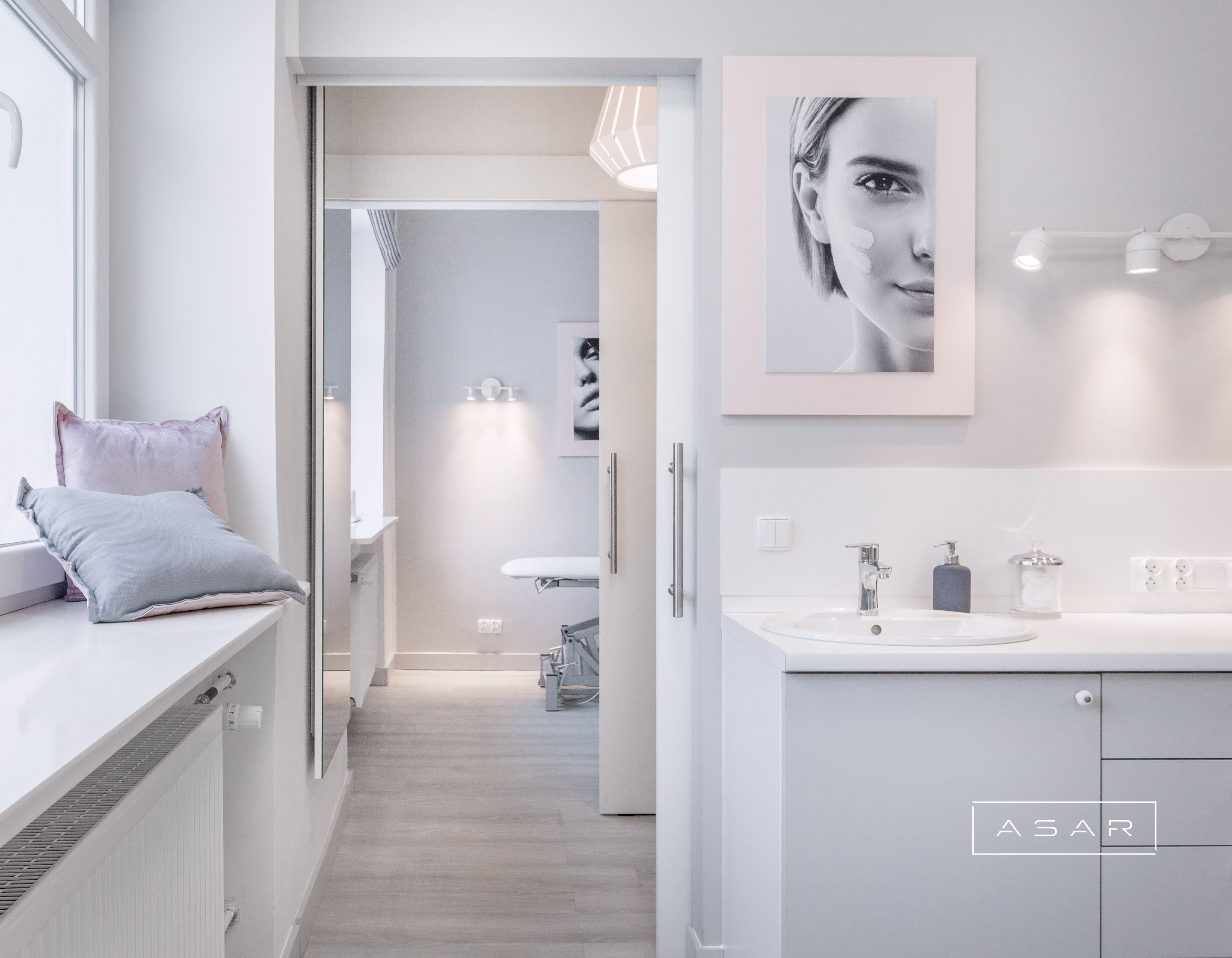 ASAR projekt – Klinika Elixir – gabinet zabiegowy z fotelem i jasną zabudową