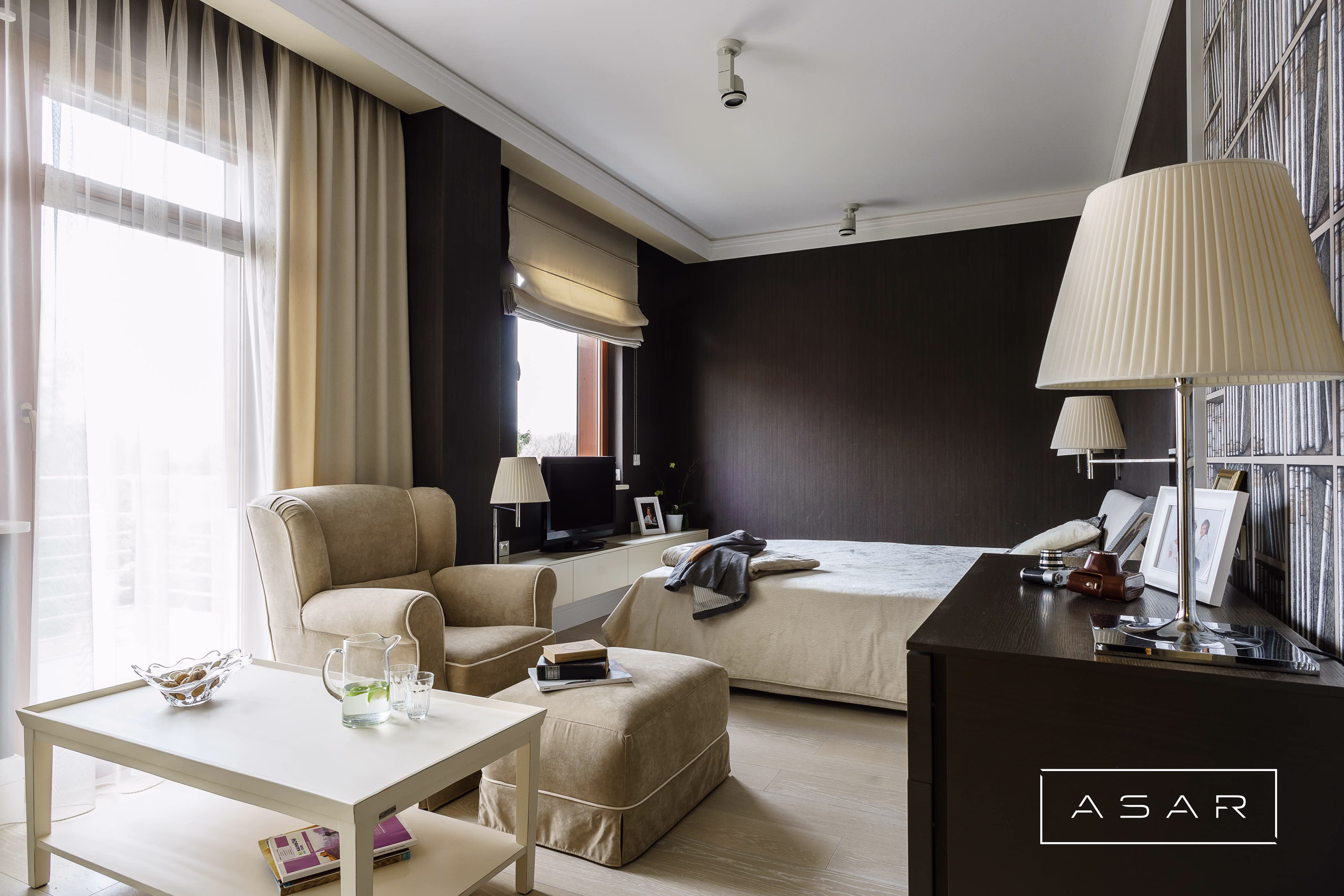 ASAR projekt – Apartament seniora – salon z jasną sofą, fotelami i lampą podłogową