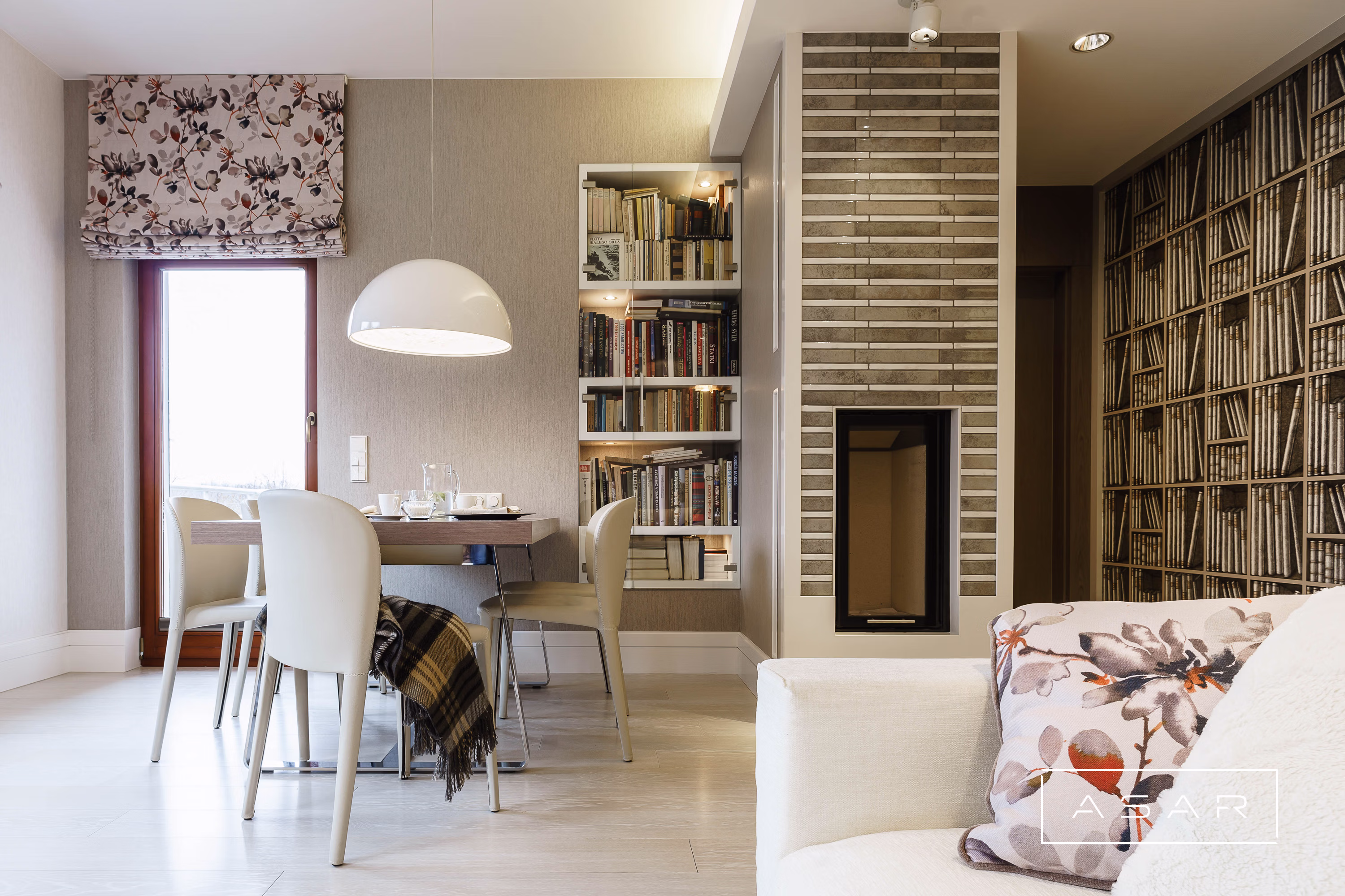 ASAR projekt – Apartament seniora – jadalnia z drewnianym stołem i zabudową biblioteczną