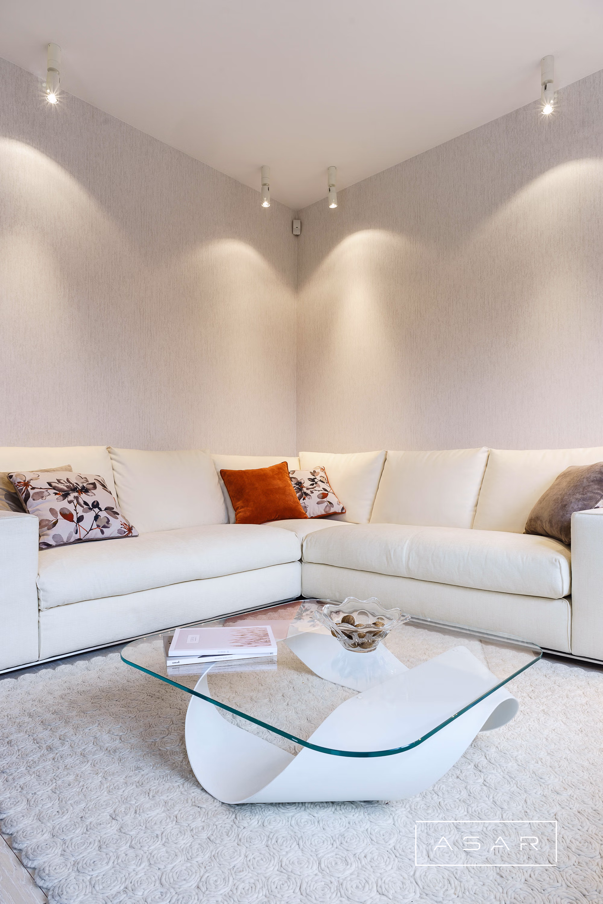 ASAR projekt – Apartament seniora – jasny salon z sofą, stolikiem kawowym i lampą