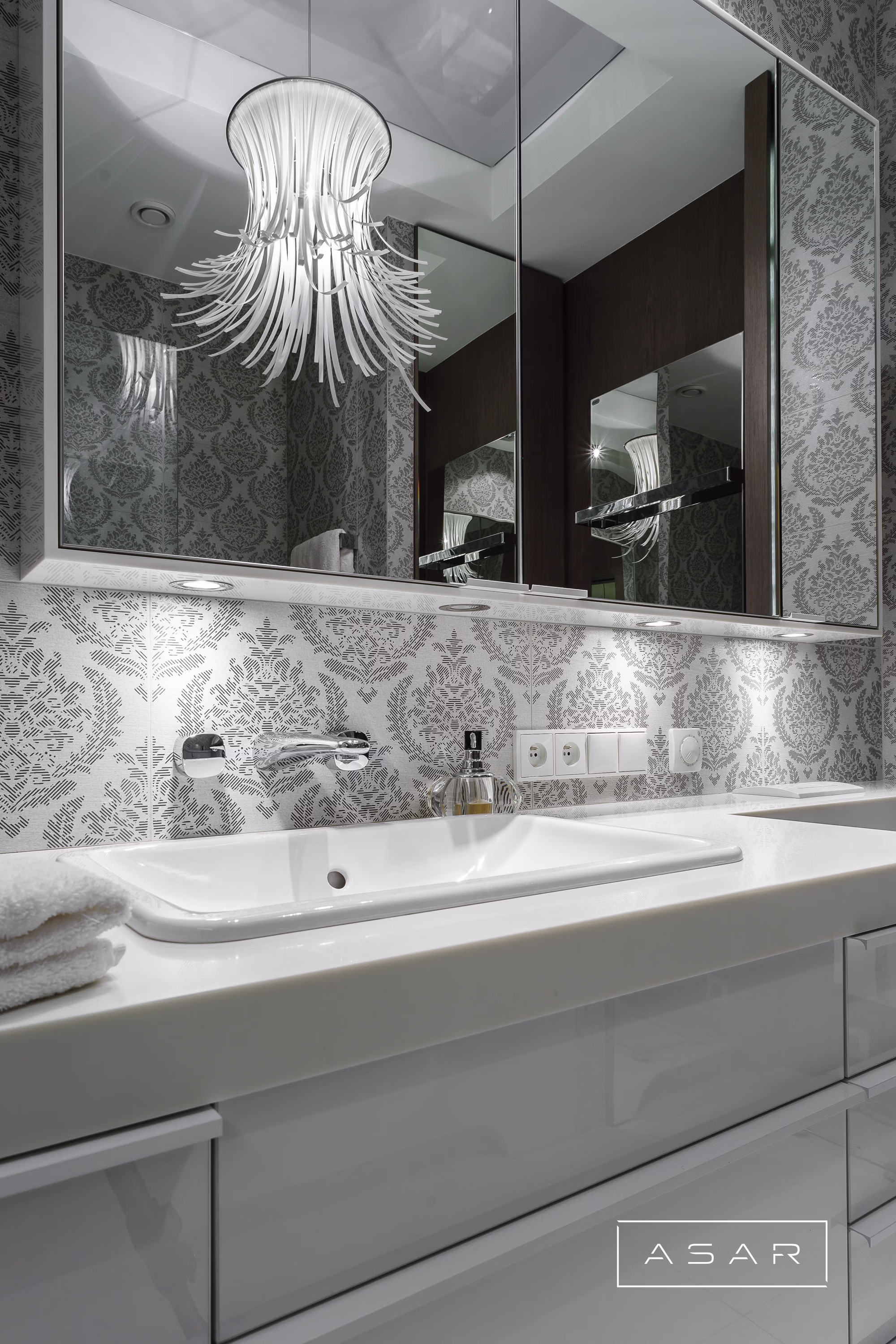 ASAR projekt – Apartament seniora – elegancka łazienka z wanną i dekoracyjną tapetą
