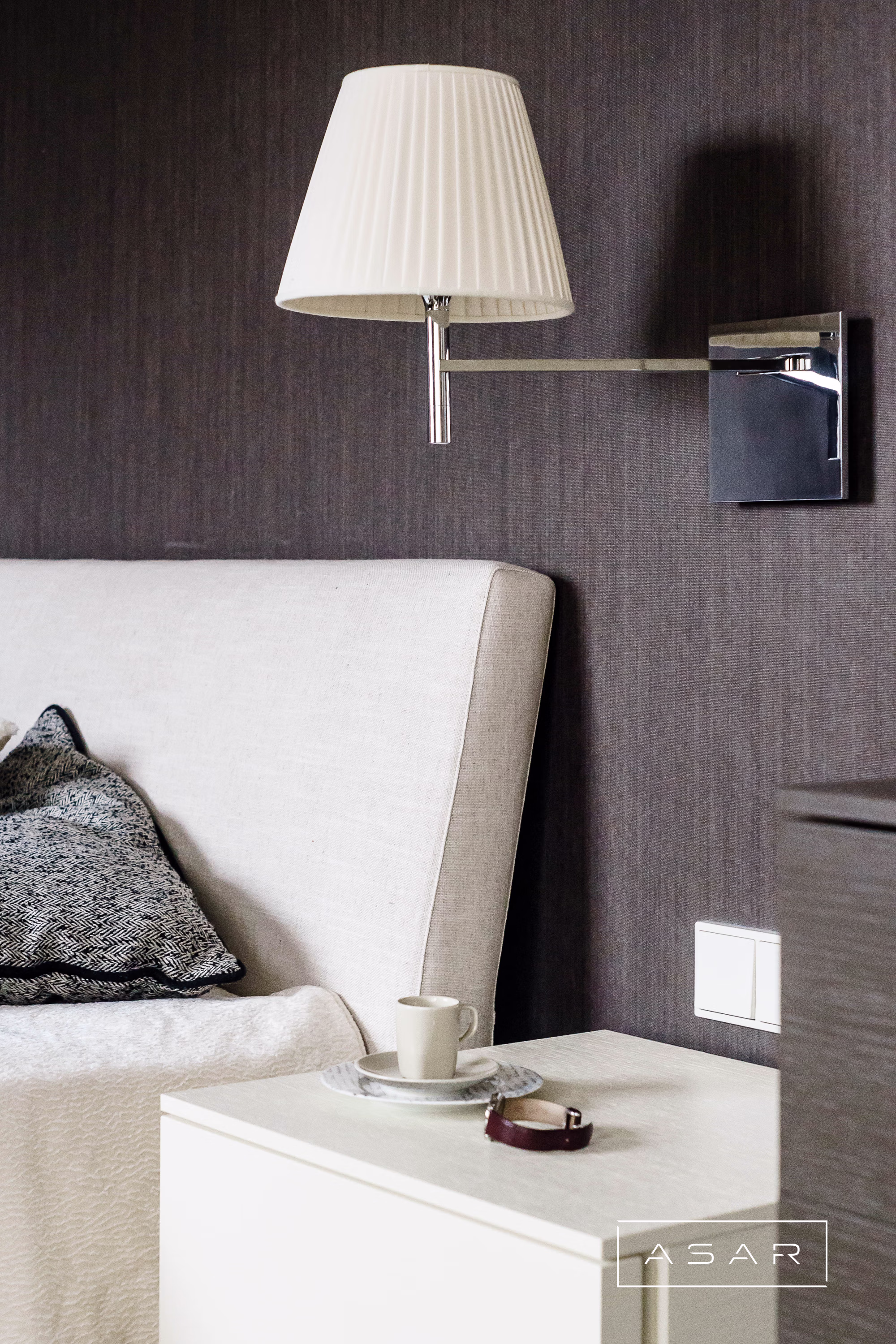 ASAR projekt – Apartament seniora – lampa i regał z książkami w jasnym wnętrzu