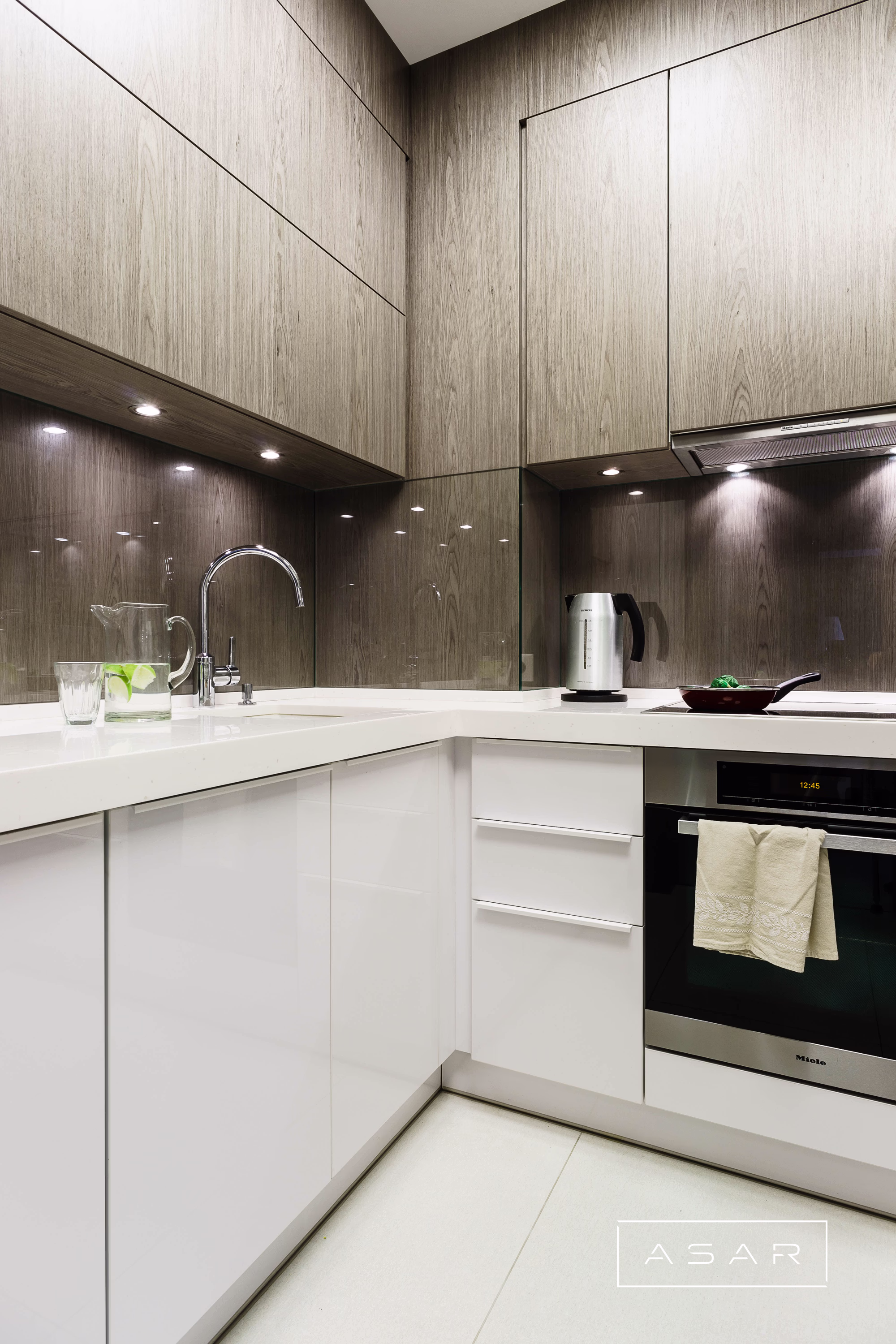 ASAR projekt – Apartament seniora – nowoczesna kuchnia z białą zabudową i drewnianymi frontami
