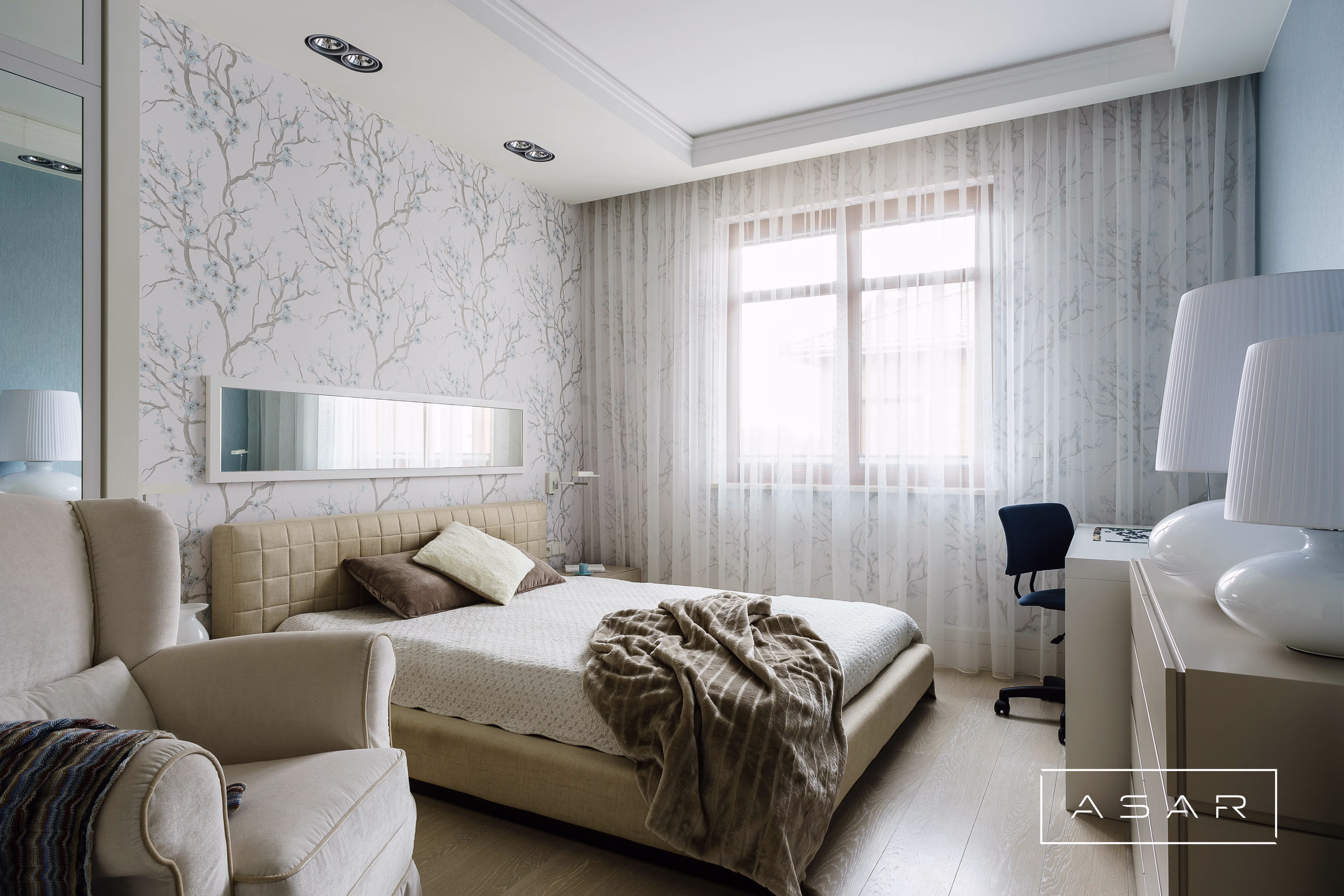 ASAR projekt – Apartament seniora – przytulna sypialnia z łóżkiem, fotelem i dużym oknem