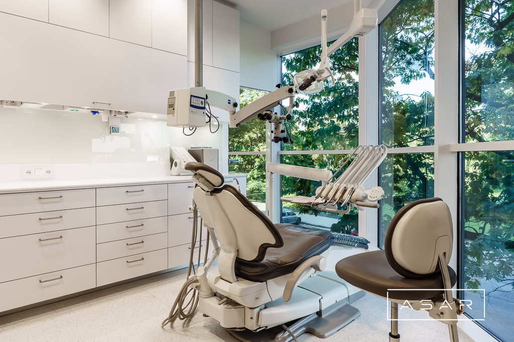 1. ASAR projekt – Klinika SmileClinic – gabinet stomatologiczny z fotelem i nowoczesną zabudową
