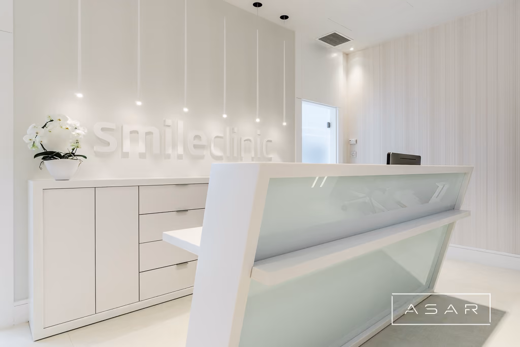 ASAR projekt – Klinika SmileClinic – recepcja kliniki z jasną zabudową i logo