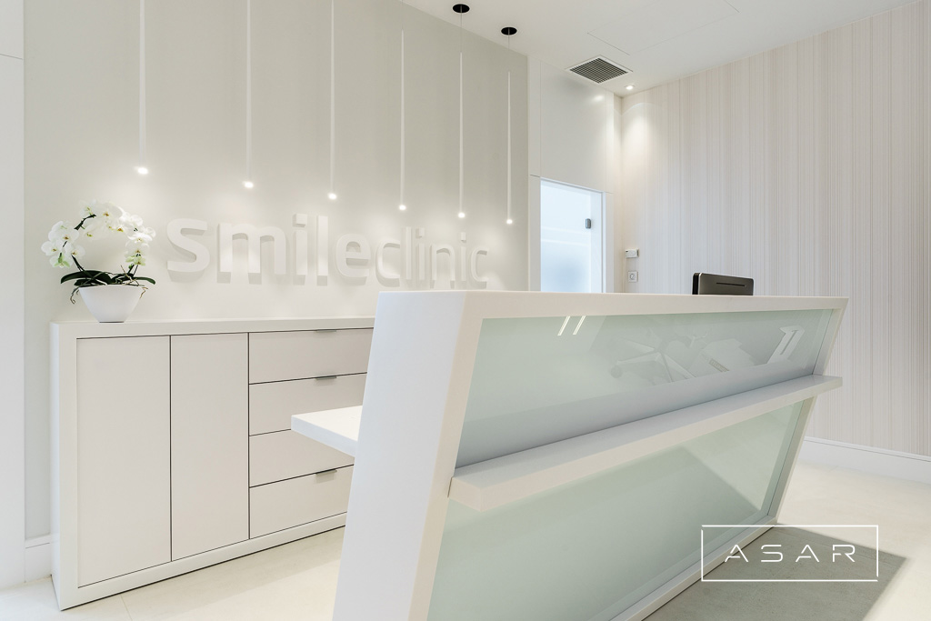 ASAR projekt – Klinika SmileClinic – recepcja kliniki z jasną zabudową i logo