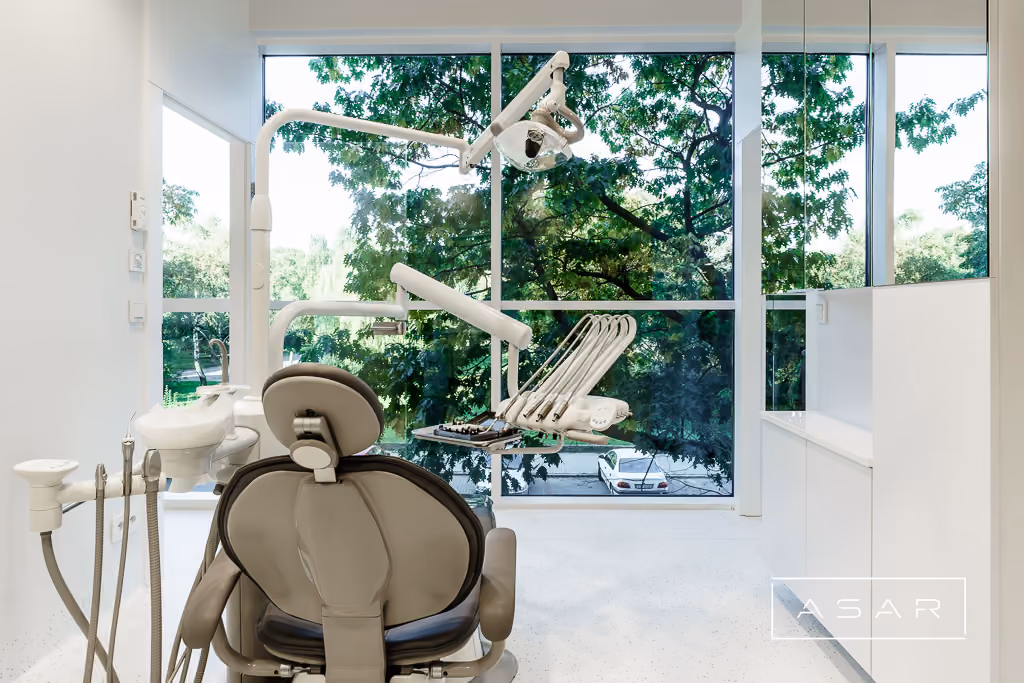 ASAR projekt – Klinika SmileClinic – gabinet stomatologiczny z fotelem przy dużych oknach