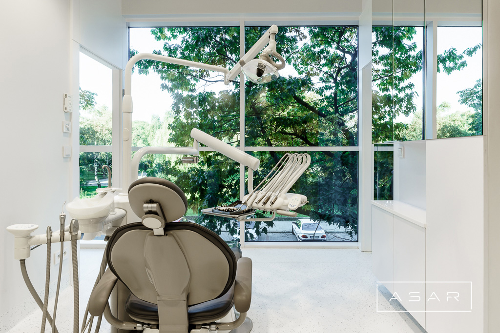 ASAR projekt – Klinika SmileClinic – gabinet stomatologiczny z fotelem przy dużych oknach
