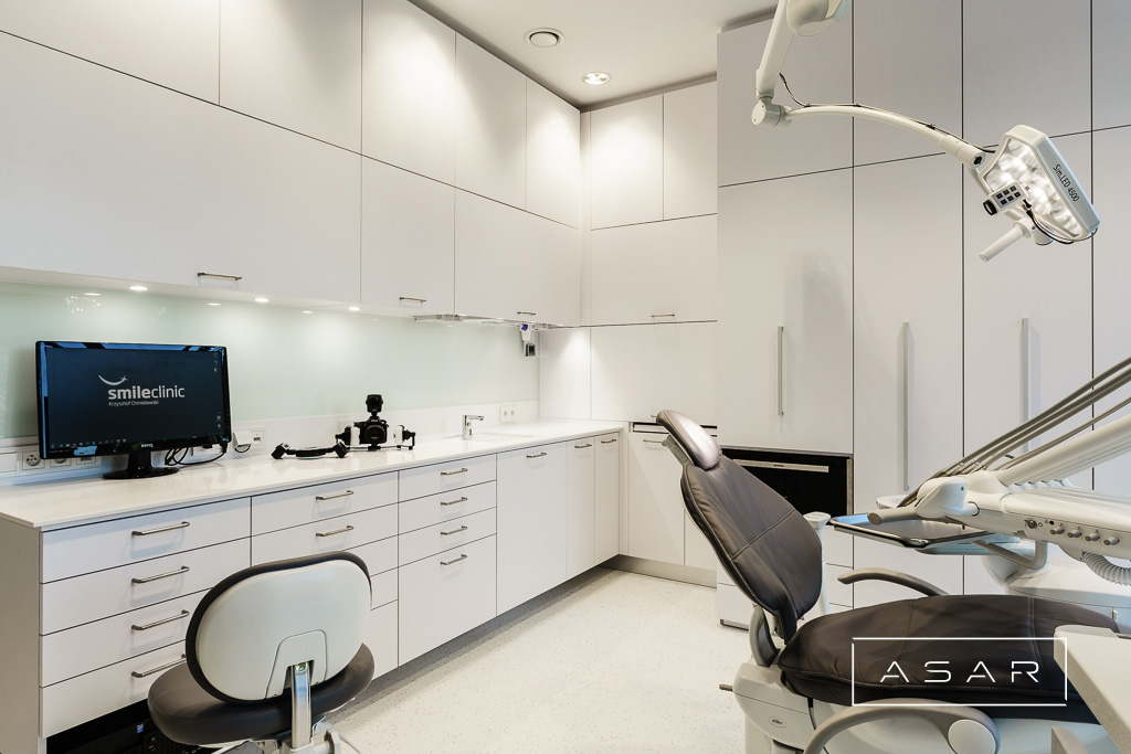 ASAR projekt – Klinika SmileClinic – nowoczesny gabinet stomatologiczny z białą zabudową