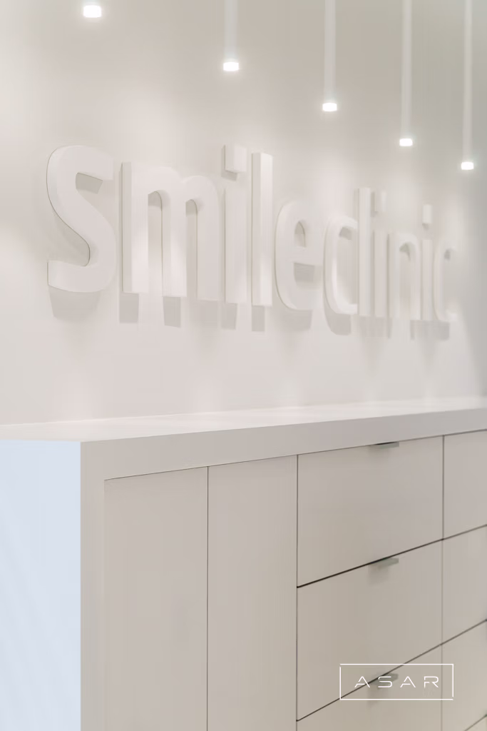 ASAR projekt – Klinika SmileClinic – detal recepcji z logo kliniki