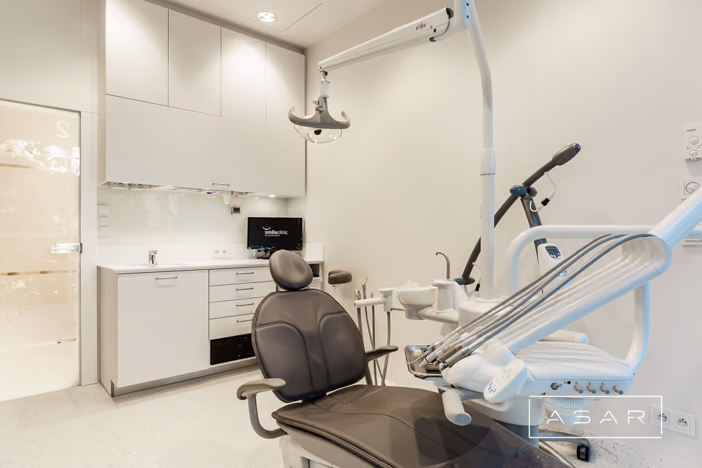 ASAR projekt – Klinika SmileClinic – gabinet stomatologiczny z fotelem i nowoczesnym wyposażeniem