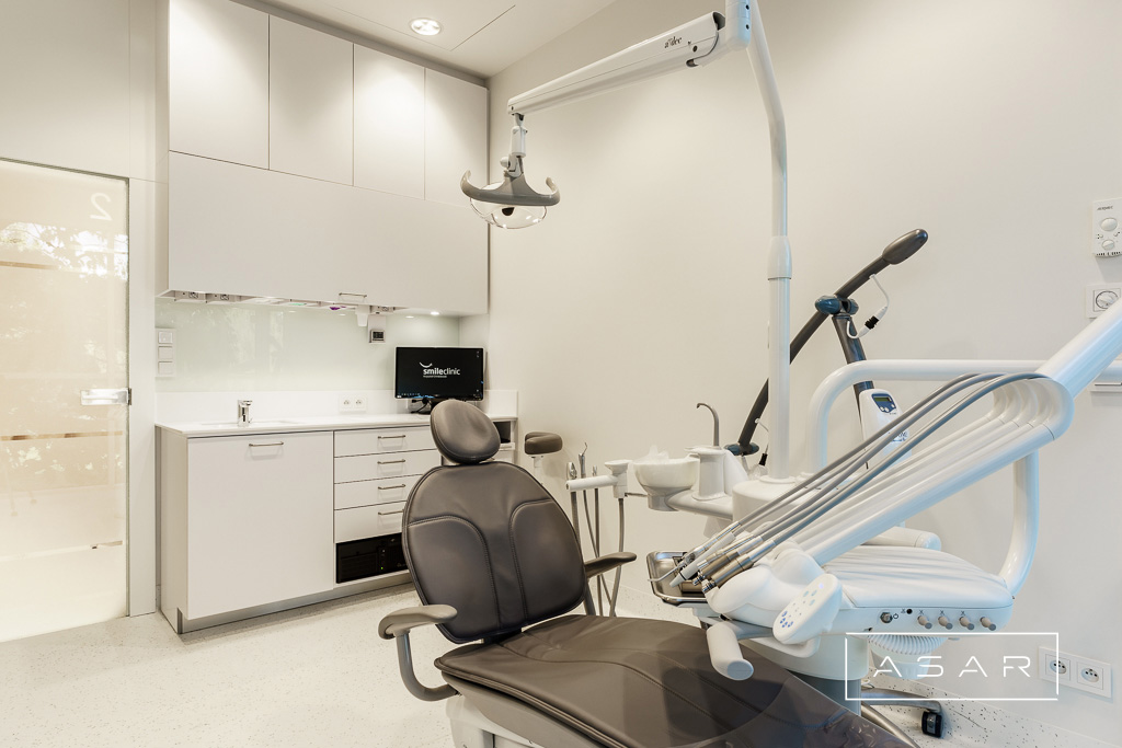 ASAR projekt – Klinika SmileClinic – gabinet stomatologiczny z fotelem i nowoczesnym wyposażeniem