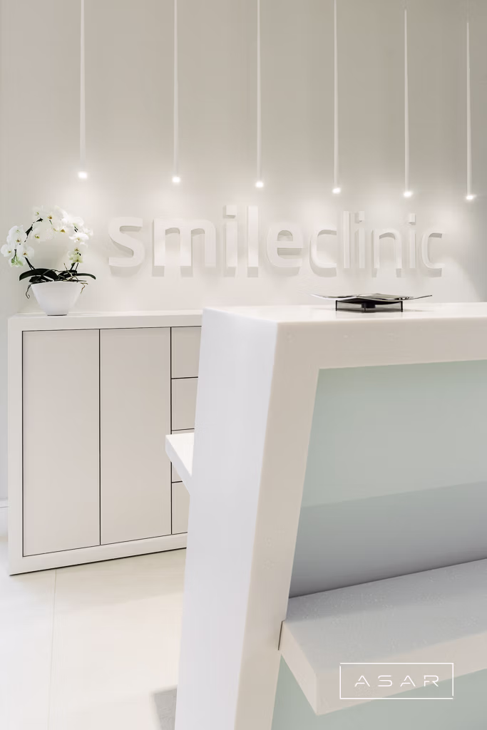 ASAR projekt – Klinika SmileClinic – recepcja kliniki z jasną zabudową i logo