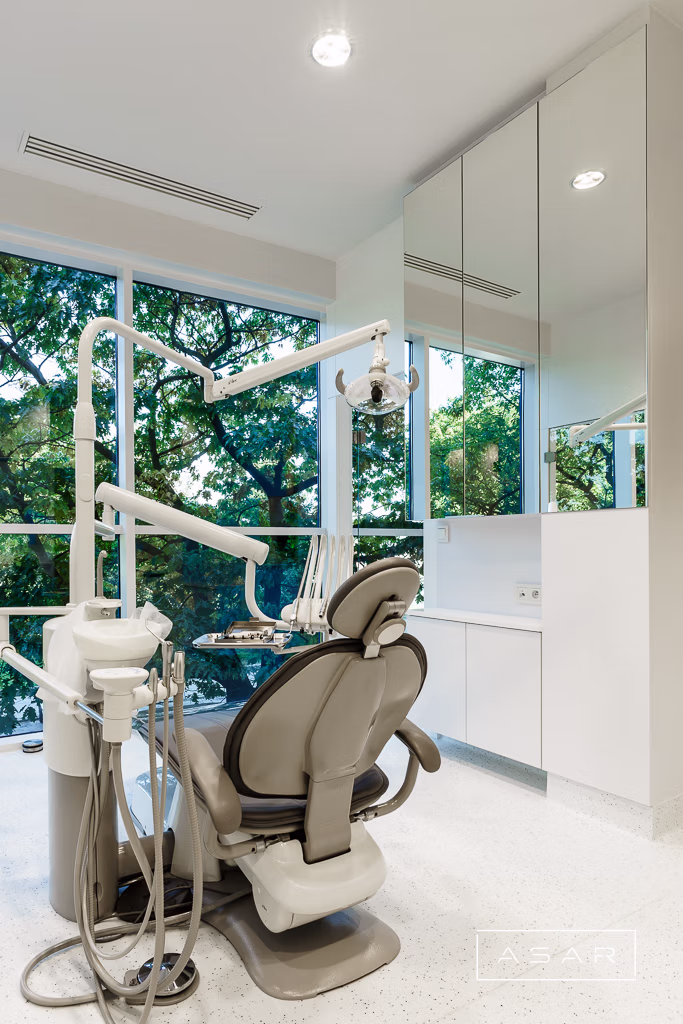 ASAR projekt – Klinika SmileClinic – gabinet stomatologiczny z fotelem przy dużych oknach