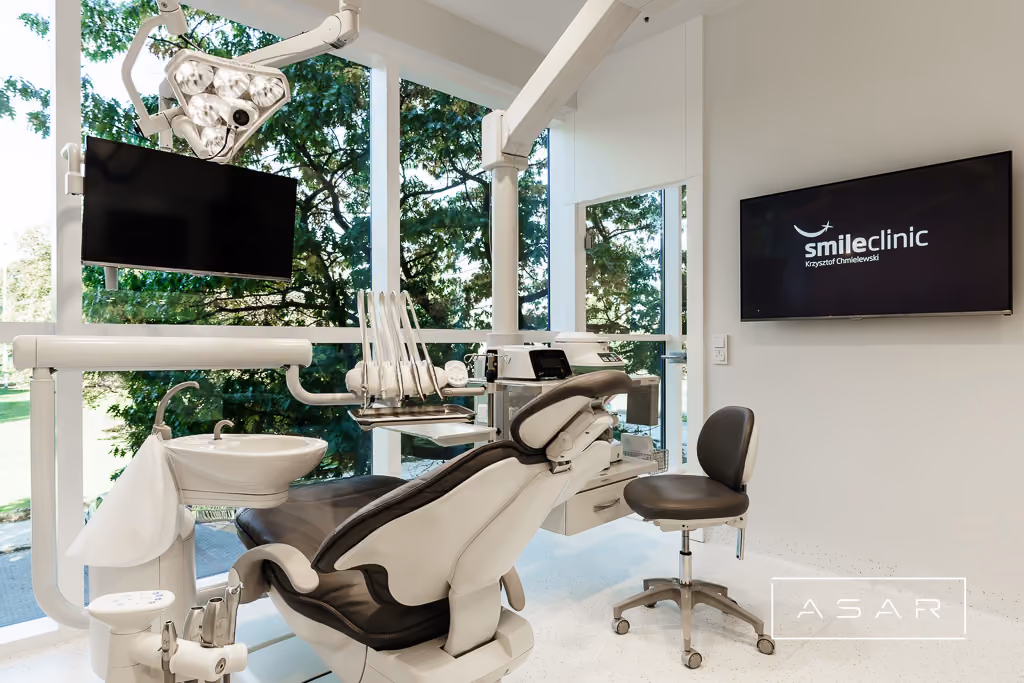 ASAR projekt – Klinika SmileClinic – jasny gabinet z fotelem stomatologicznym i oknami