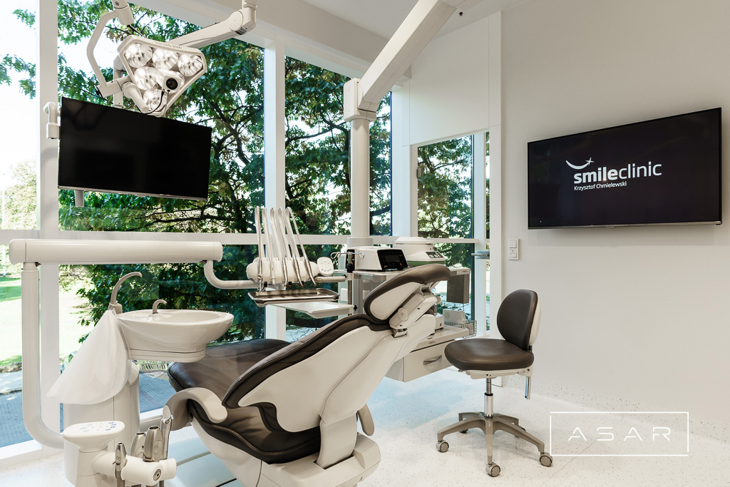ASAR projekt – Klinika SmileClinic – jasny gabinet z fotelem stomatologicznym i oknami