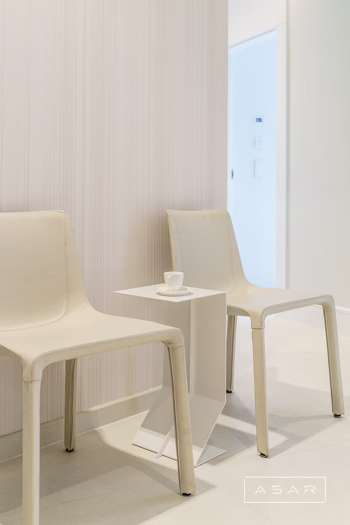 ASAR projekt – Klinika SmileClinic – minimalistyczna poczekalnia w jasnych kolorach