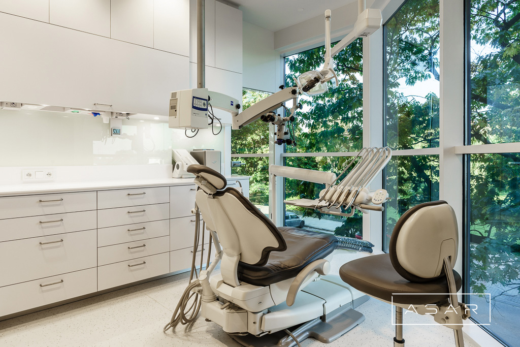 1. ASAR projekt – Klinika SmileClinic – gabinet stomatologiczny z fotelem i nowoczesną zabudową