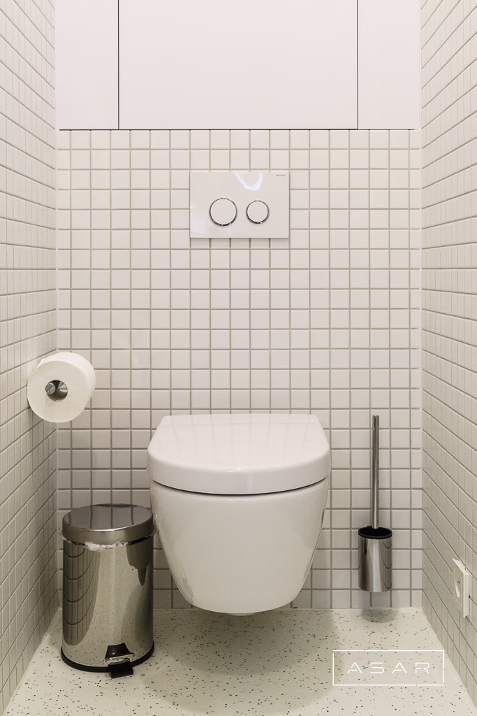 ASAR projekt – Klinika SmileClinic – łazienka z jasnymi płytkami i minimalistycznym wyposażeniem
