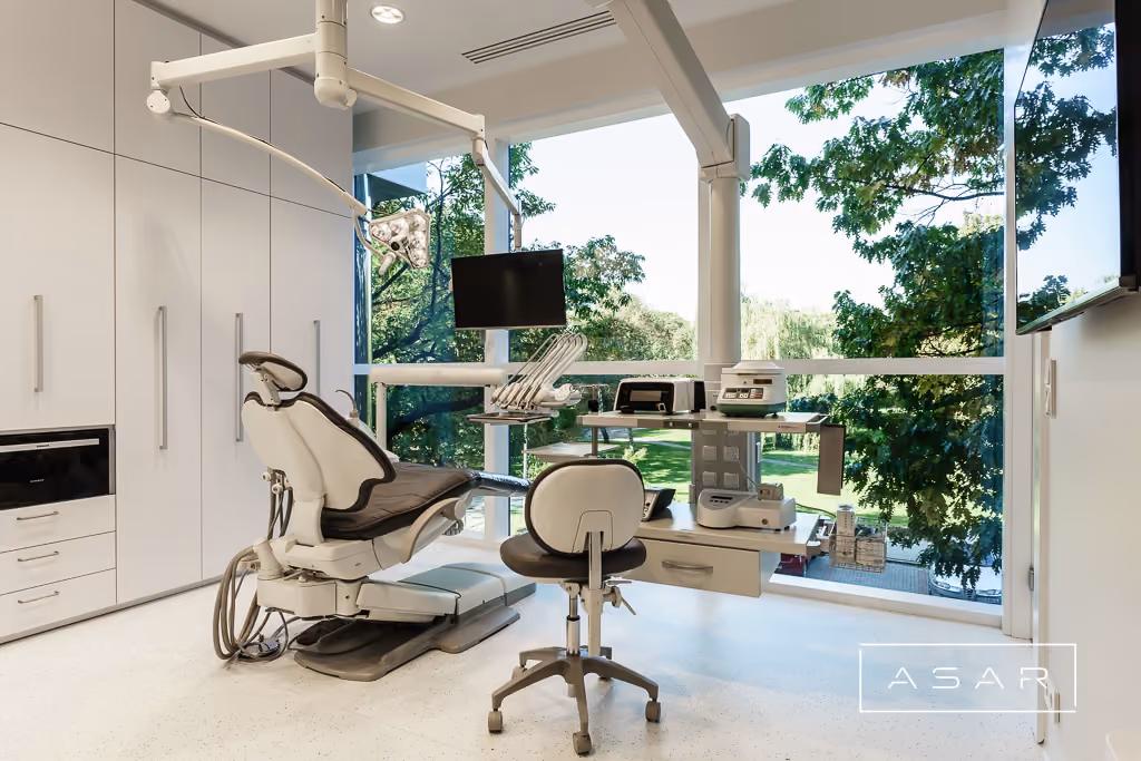 ASAR projekt – Klinika SmileClinic – jasny gabinet stomatologiczny z dużymi przeszklonymi oknamii