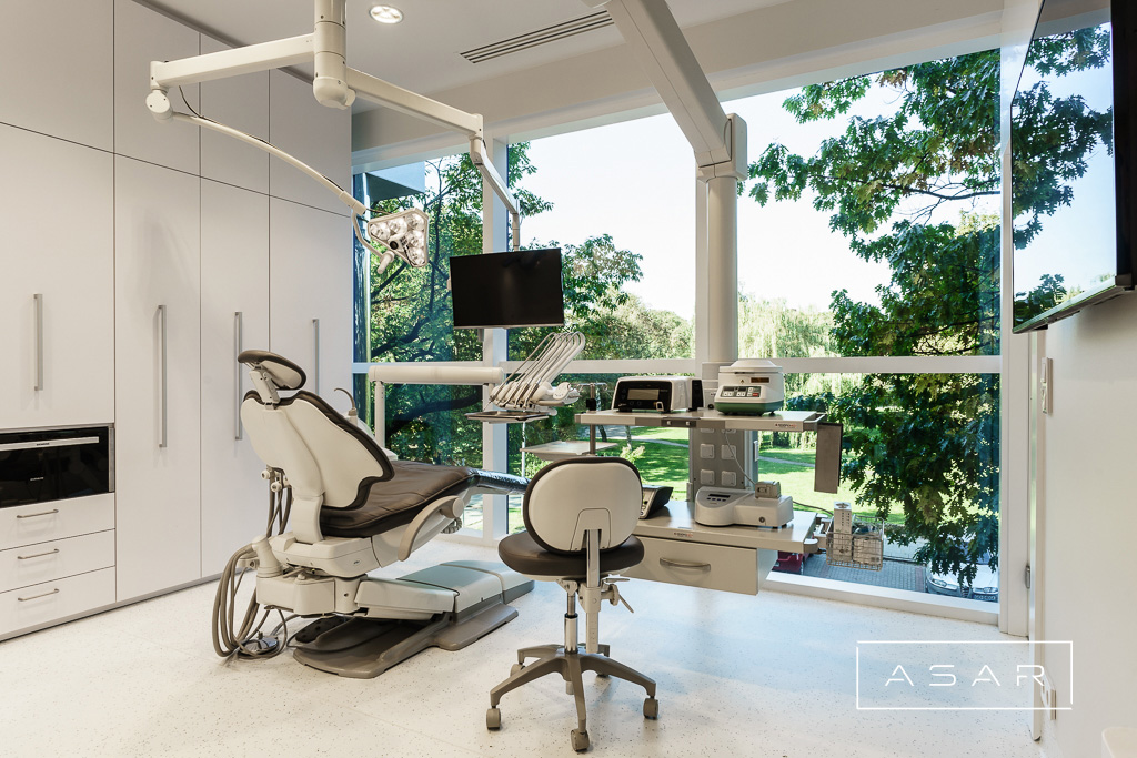 ASAR projekt – Klinika SmileClinic – jasny gabinet stomatologiczny z dużymi przeszklonymi oknamii