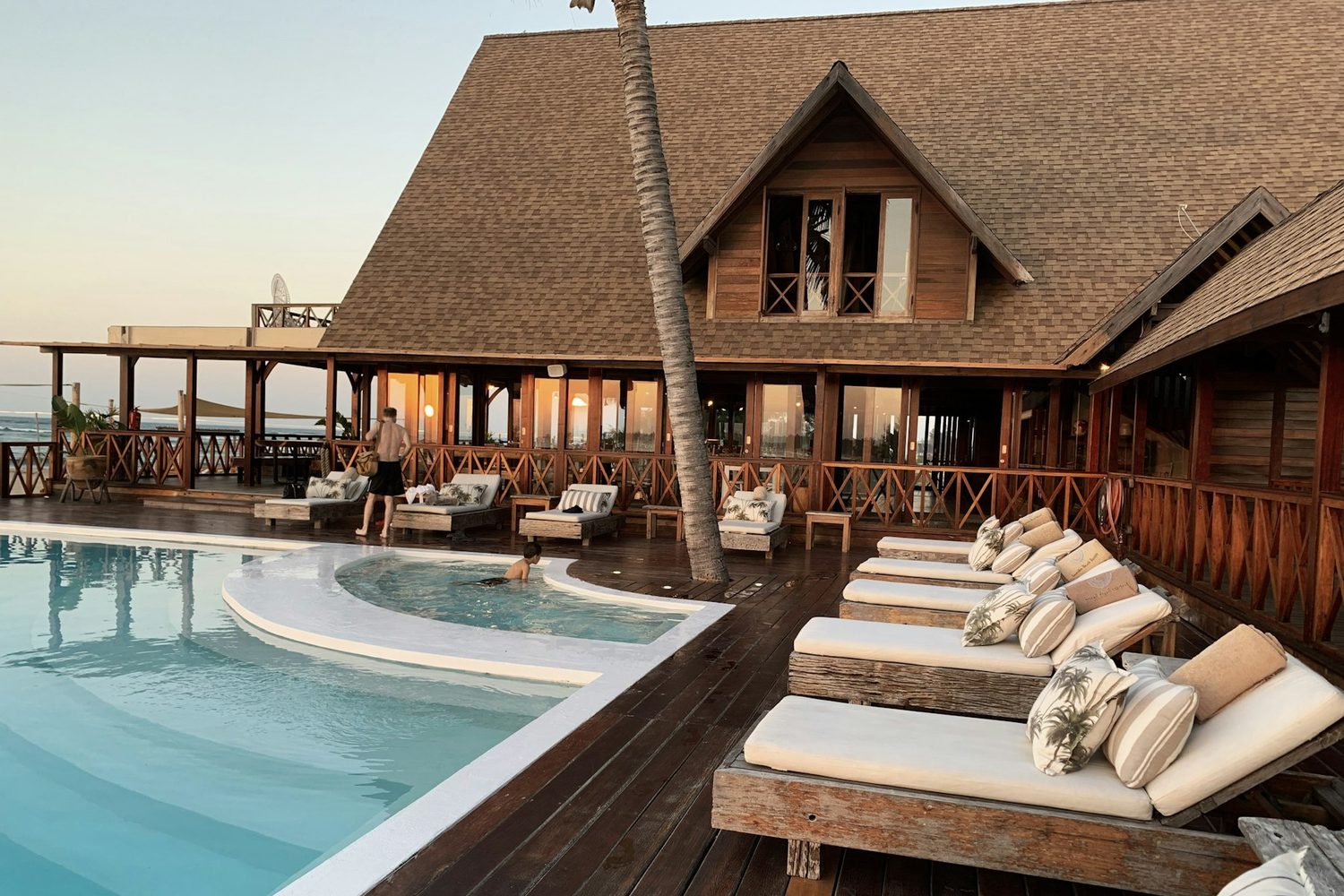 Piscine d hôtel avec transats face à la mer