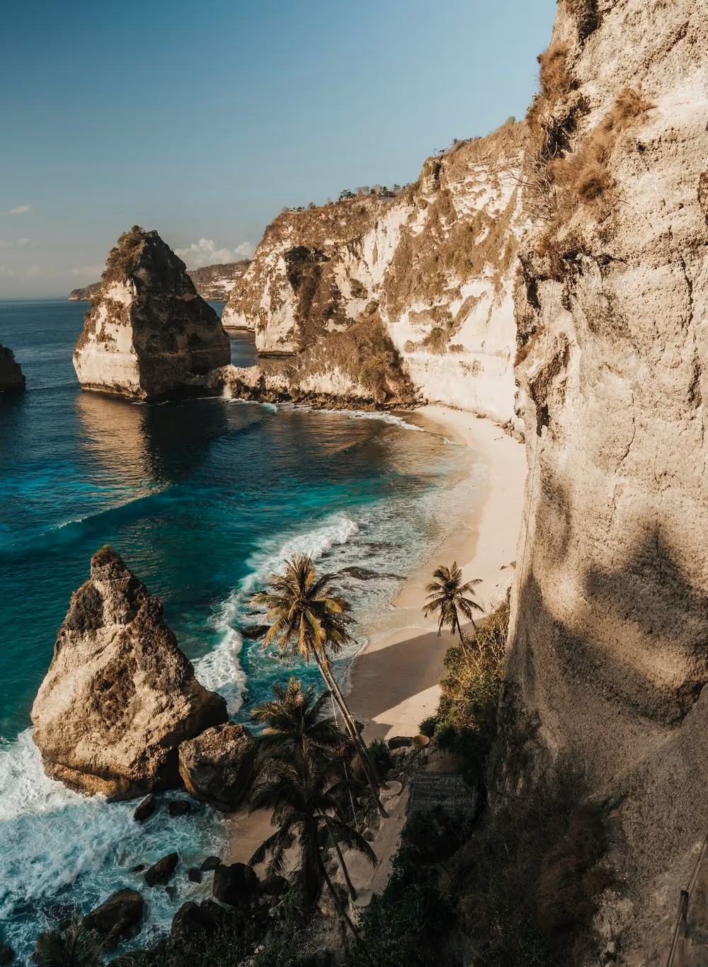 Falaises calcaires plongeant dans une eau turquoise