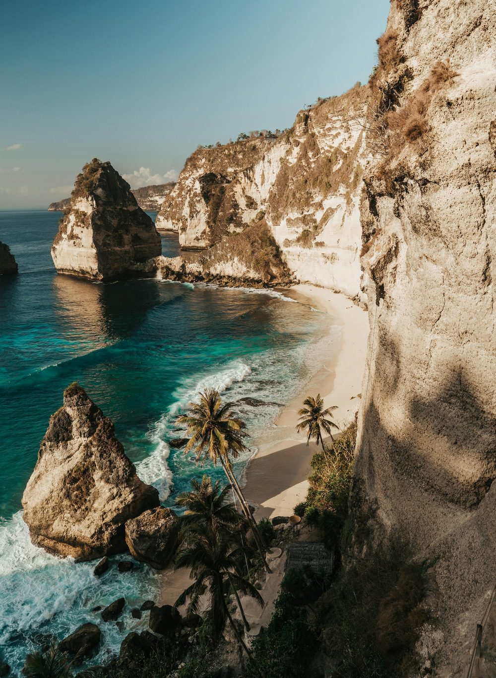 Falaises calcaires plongeant dans une eau turquoise