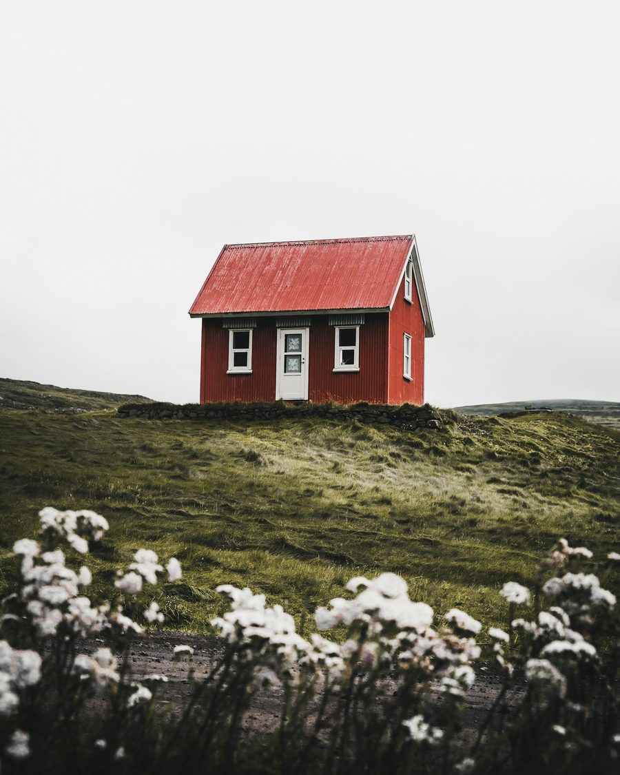 Petite cabane isolée sur une colline