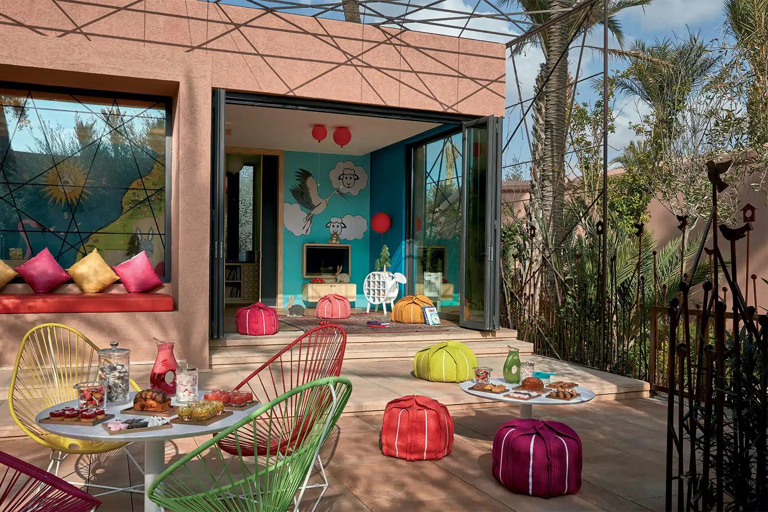 Espace pour enfants avec mobilier et jeux colorés. Royal Mansour Marrakech, Marrakech.