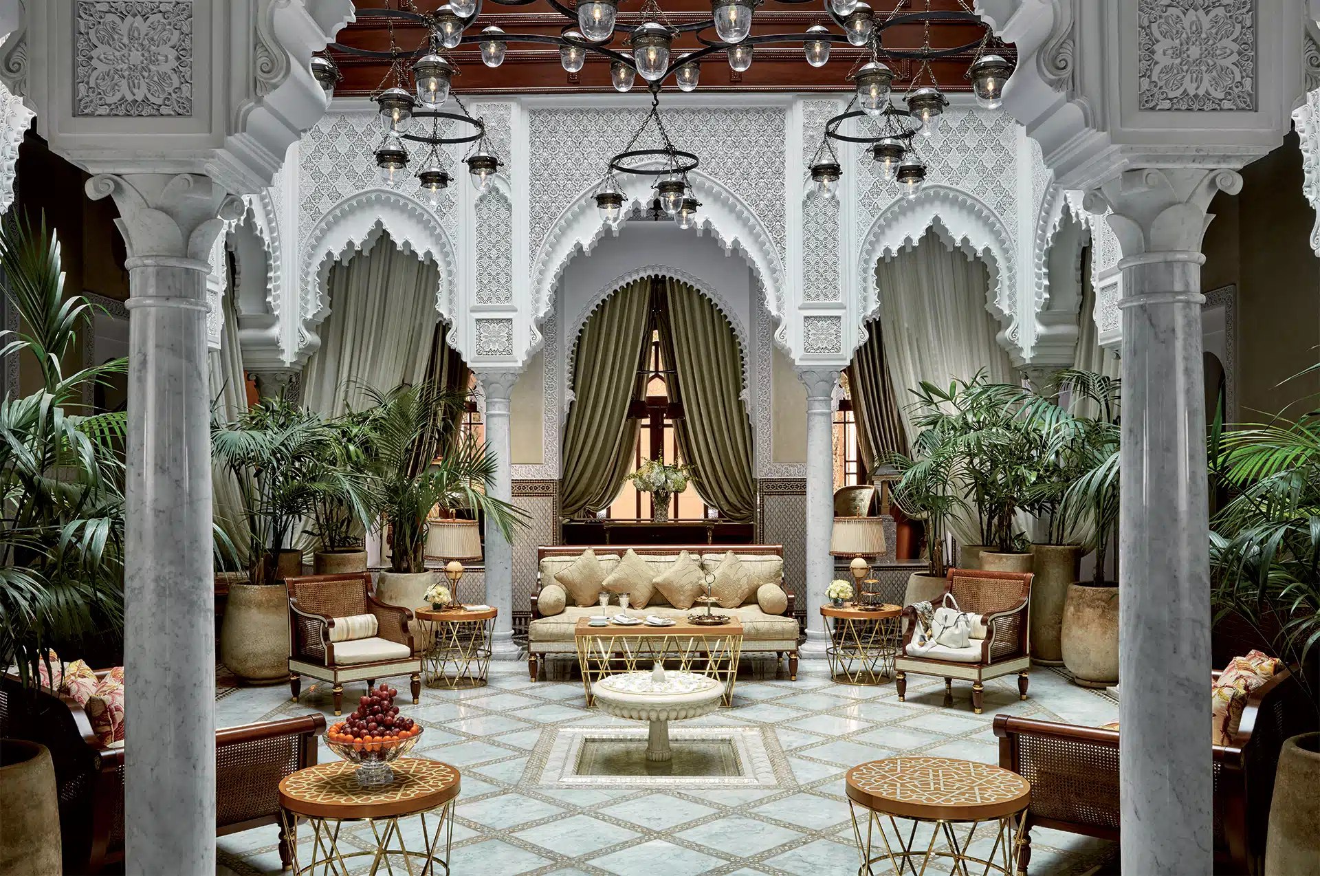 Salon de réception sous des arcs de plâtre sculpté. Royal Mansour Marrakech, Marrakech.